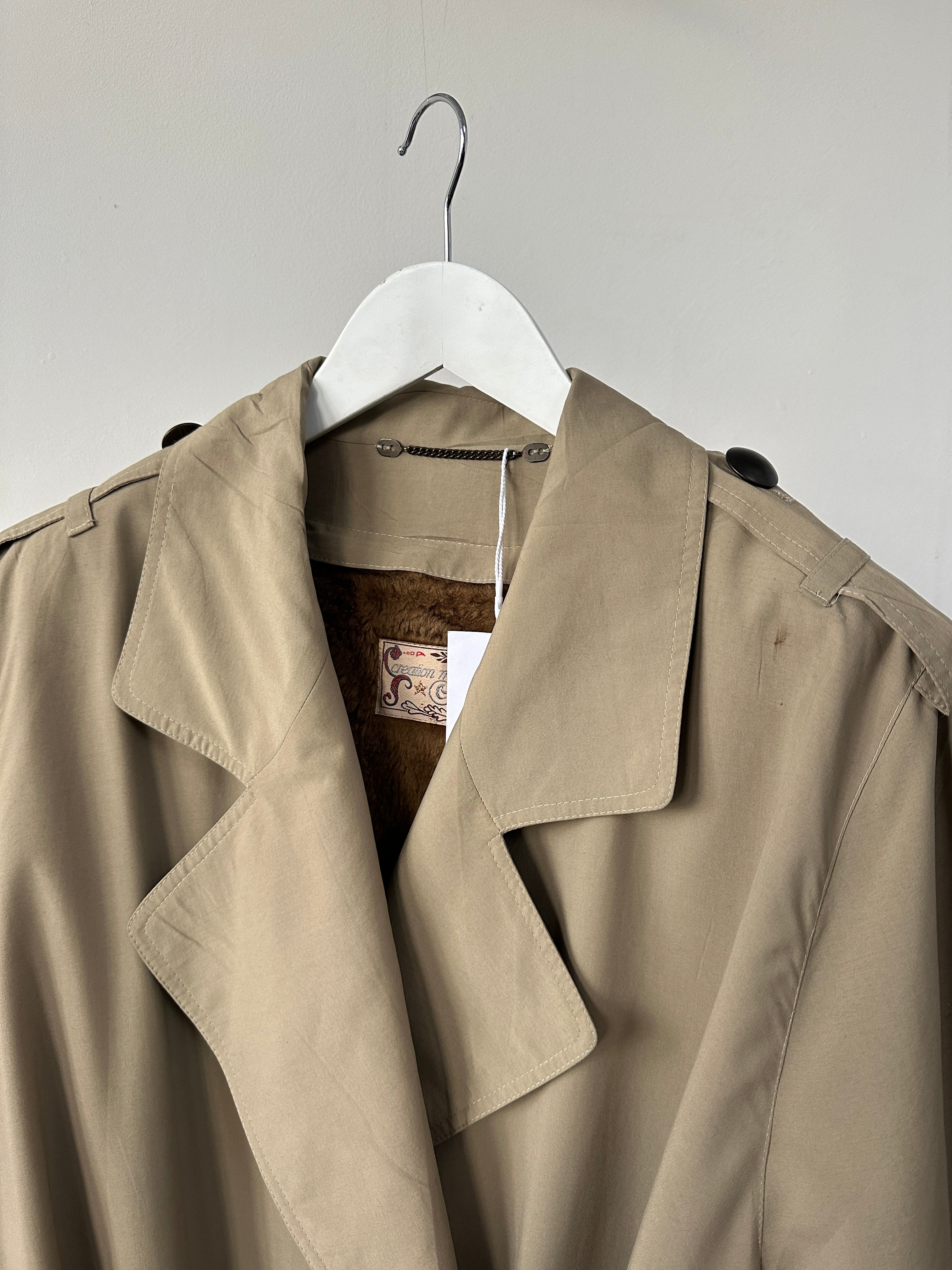 Vintage double-breasted fur-lined trench coat in size XL with belt, classic vintage style and timeless design.