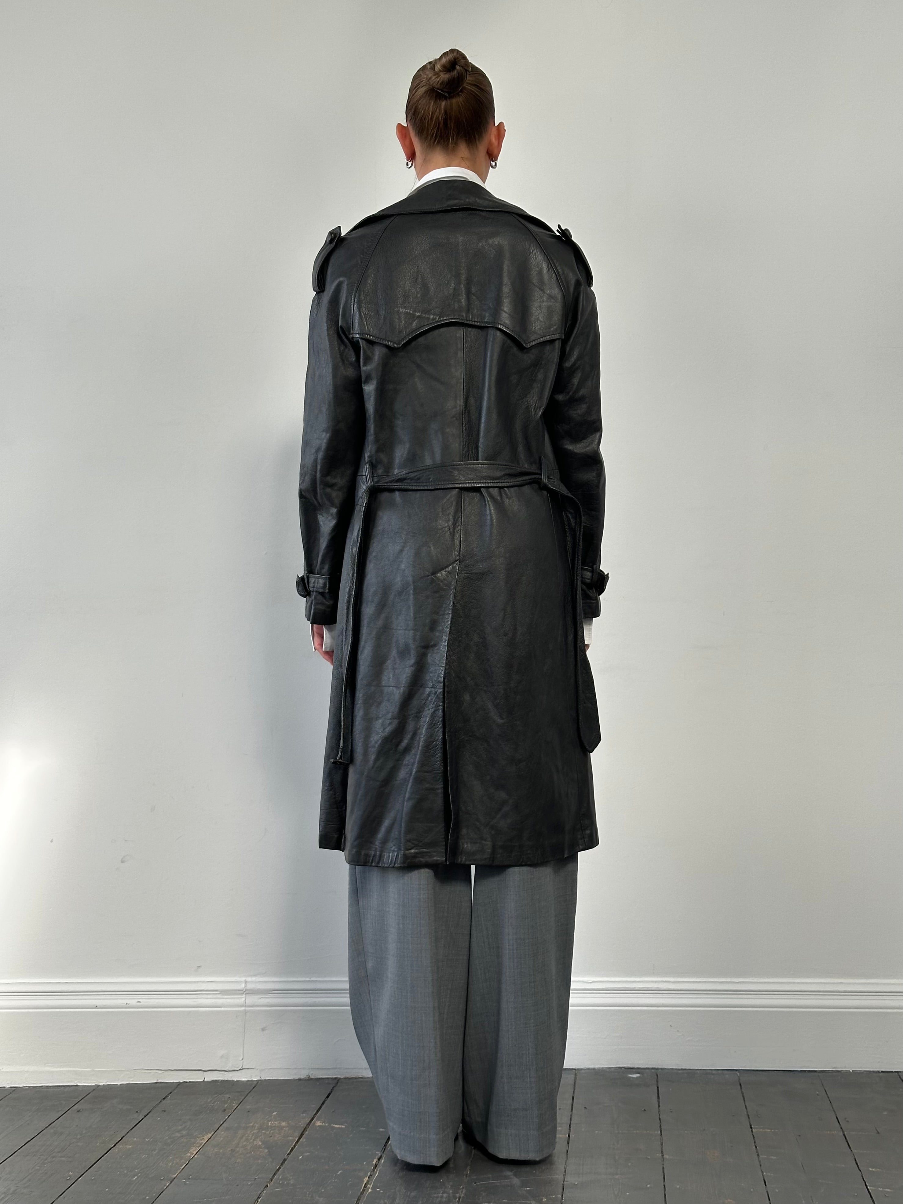 Vintage leather double-breasted belted trench coat, stylish leather jacket with classic design and belt, size M.