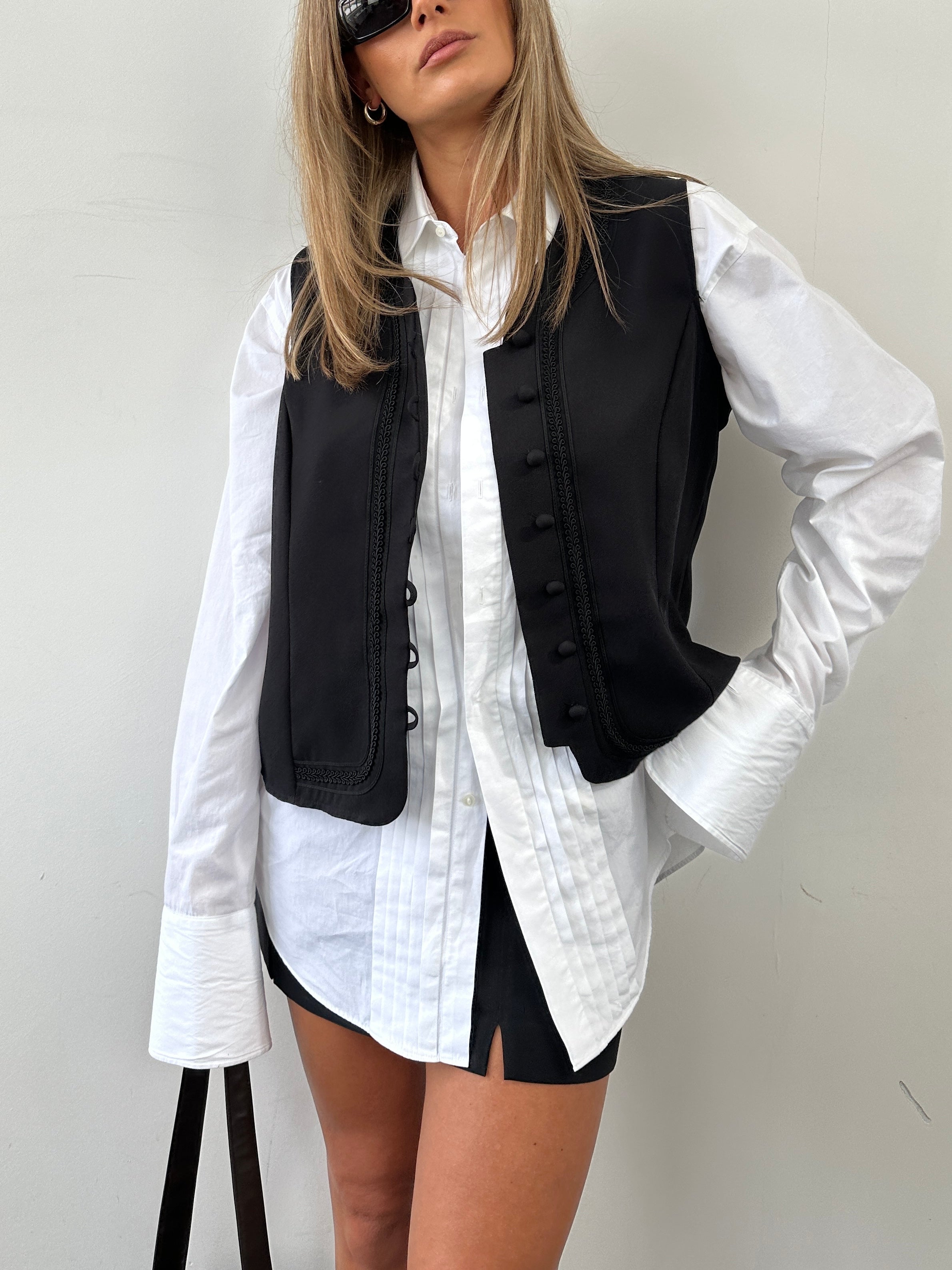 Vintage embroidery waistcoat coat in M/L size, featuring intricate vintage-style embroidery and a classic tailored fit.