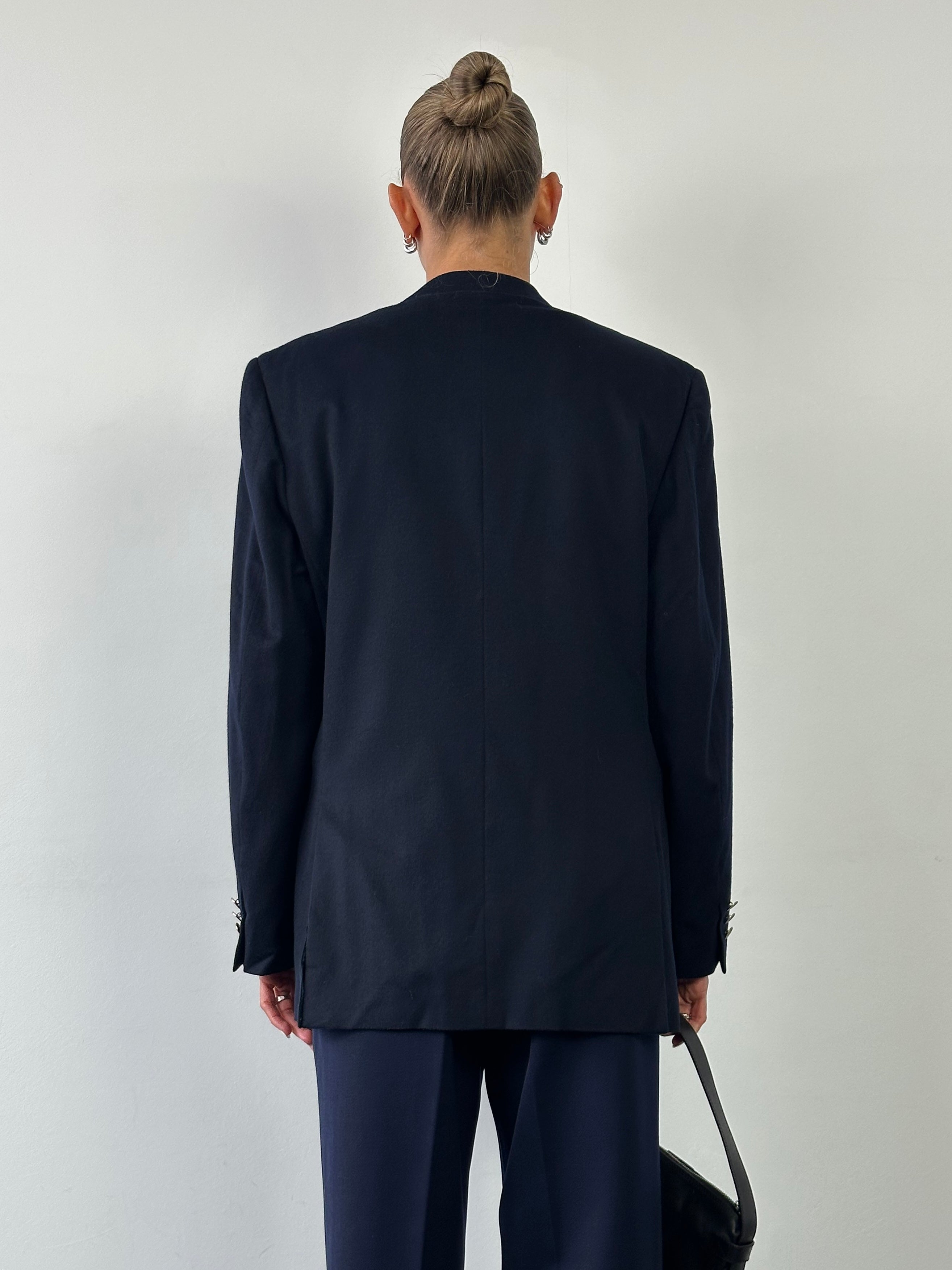 Loro Piana brushed wool single-breasted blazer in size L, tailored fit with notch lapel and classic button closure.
