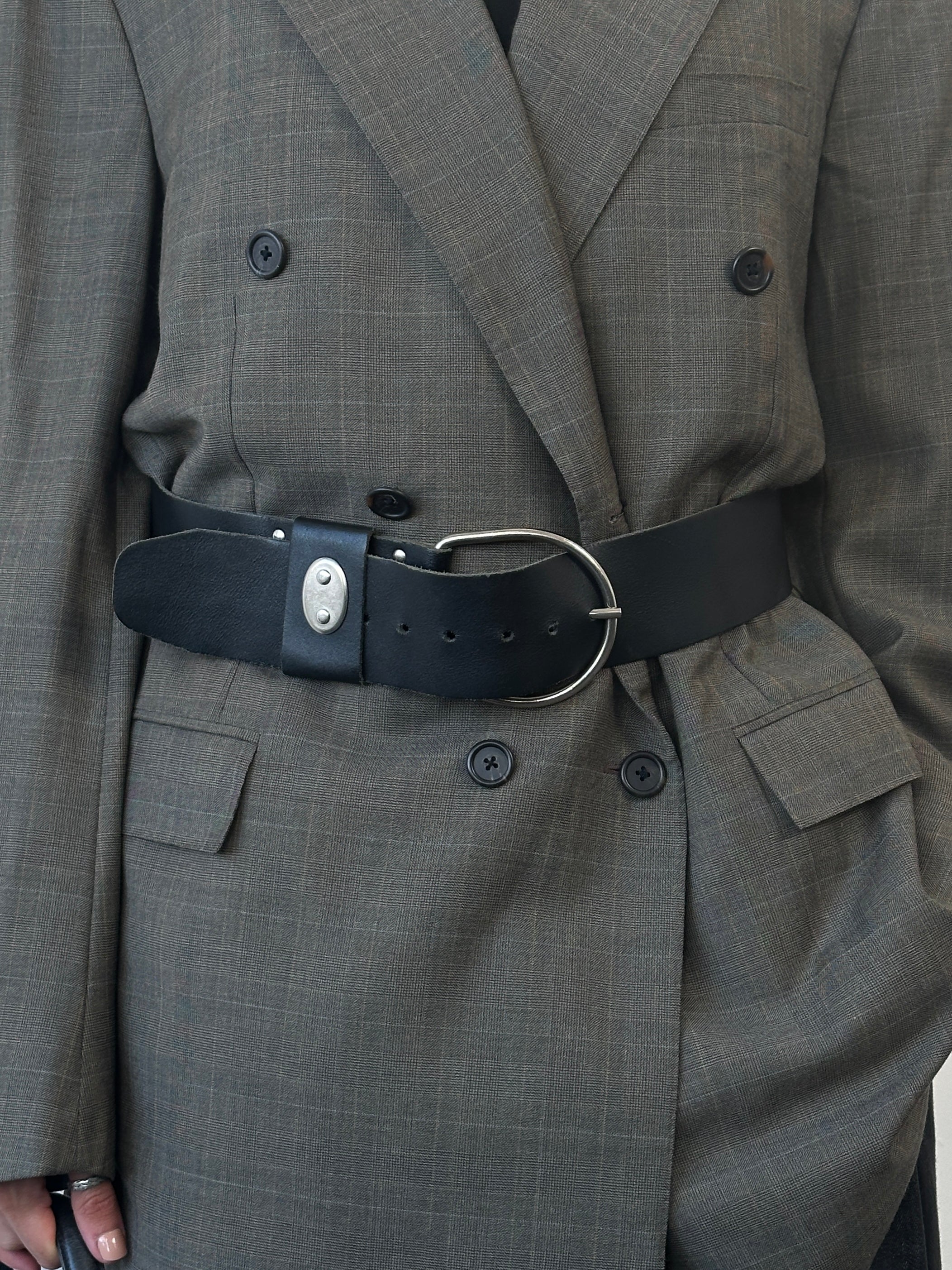 Vintage 1990s chunky leather belt with natural brown finish, adjustable W31-37, featuring classic vintage style and sturdy design.