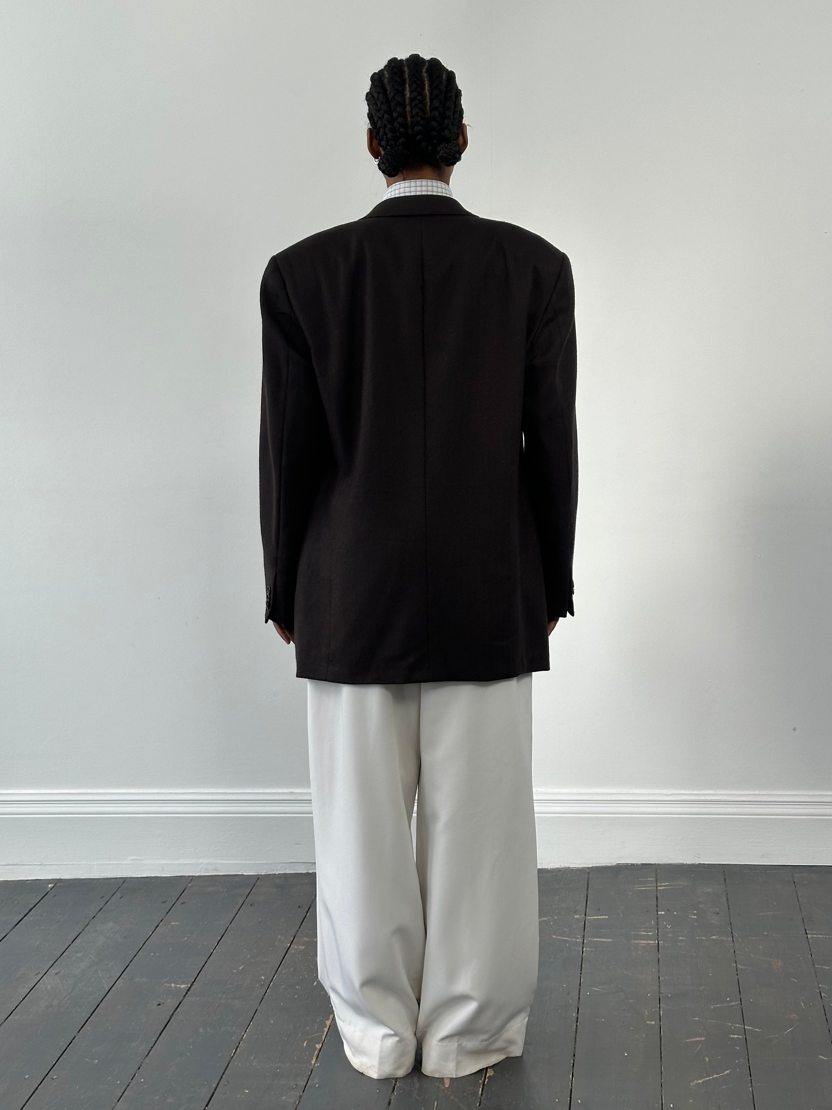 Armani Collezioni 1990s men's pure wool single-breasted blazer in size L/XL, featuring classic tailoring and dark navy color.