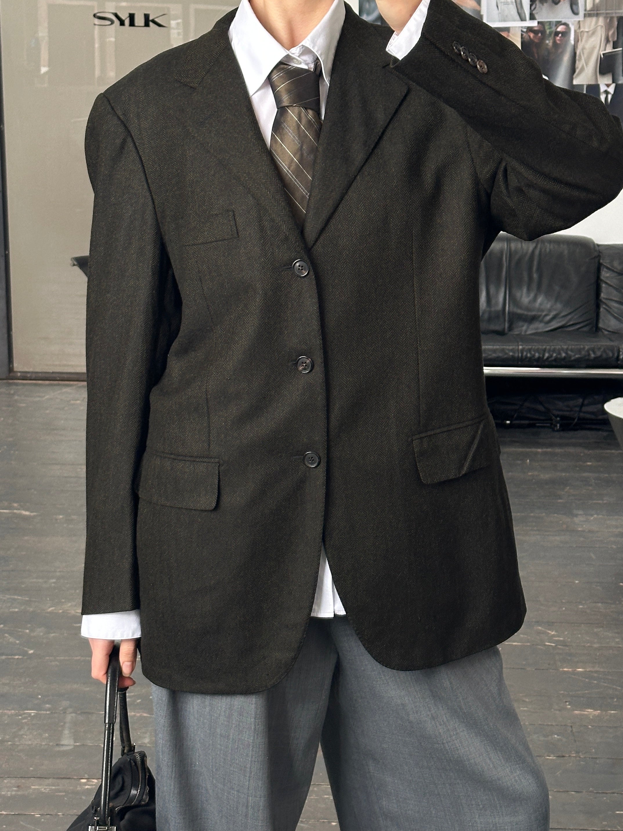 Loro Piana wool cashmere herringbone blazer in size 42R/XL, stylish 1990s or 2000s men's jacket with classic pattern