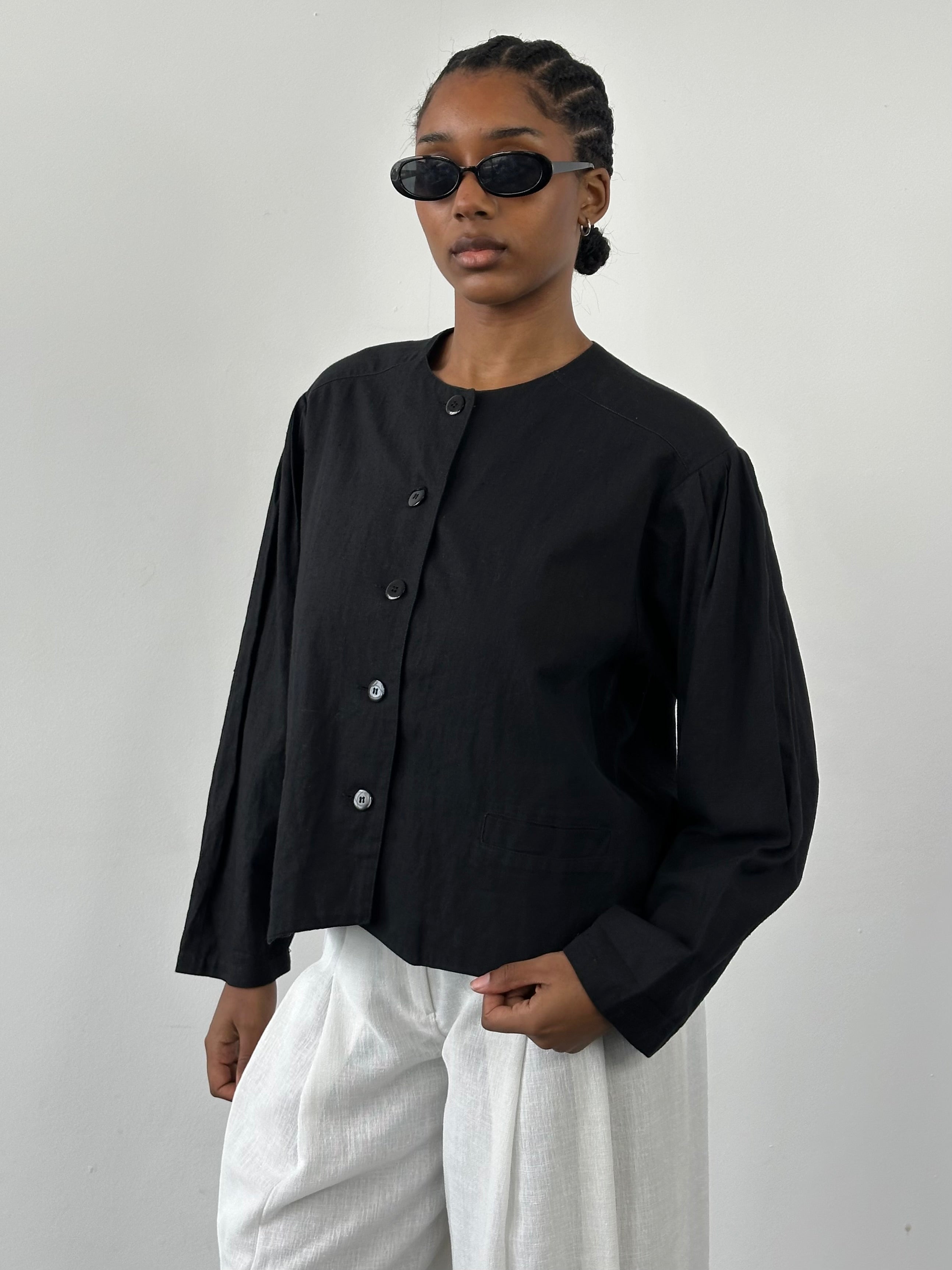 Vintage 1990s linen cotton boxy crop jacket, size M, featuring a classic vintage jacket design with a relaxed fit and breathable fabric.