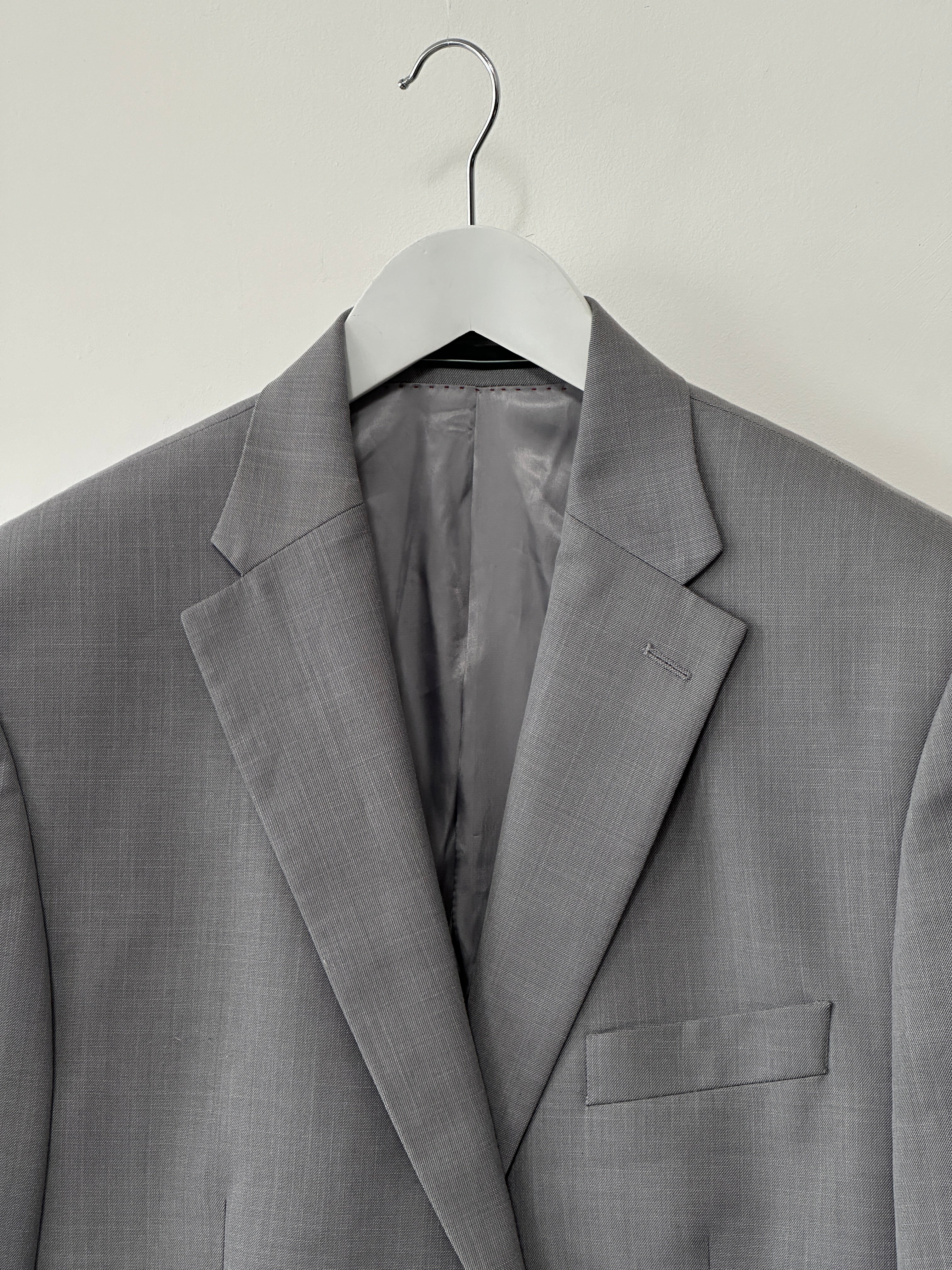 Vintage single-breasted blazer in size 42R/XL, tailored fit with classic lapels, dark fabric, and button closure.