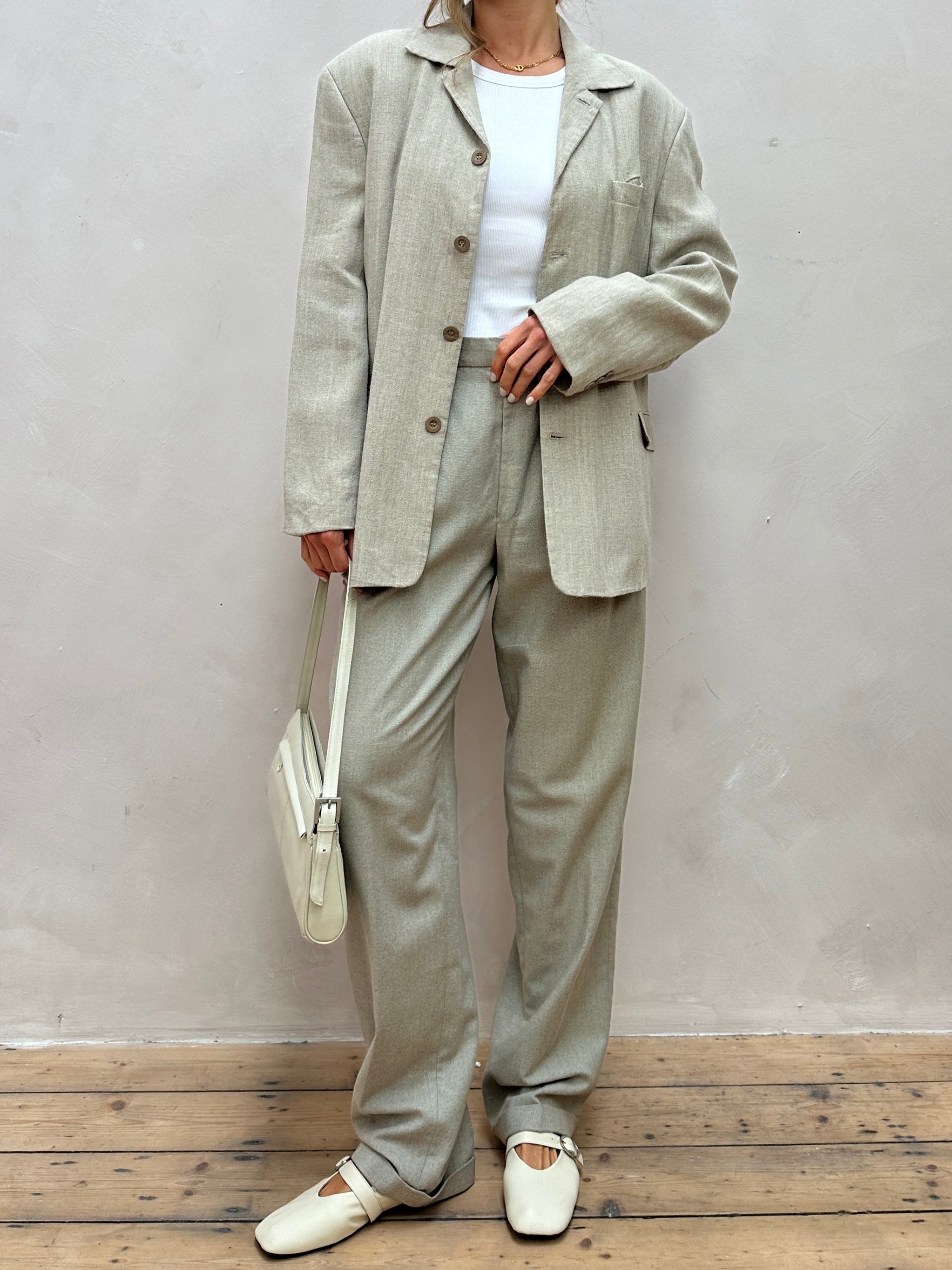 Vintage British vintage cotton linen high-waisted trousers in size W30, showcasing classic tailored fit and neutral fabric.