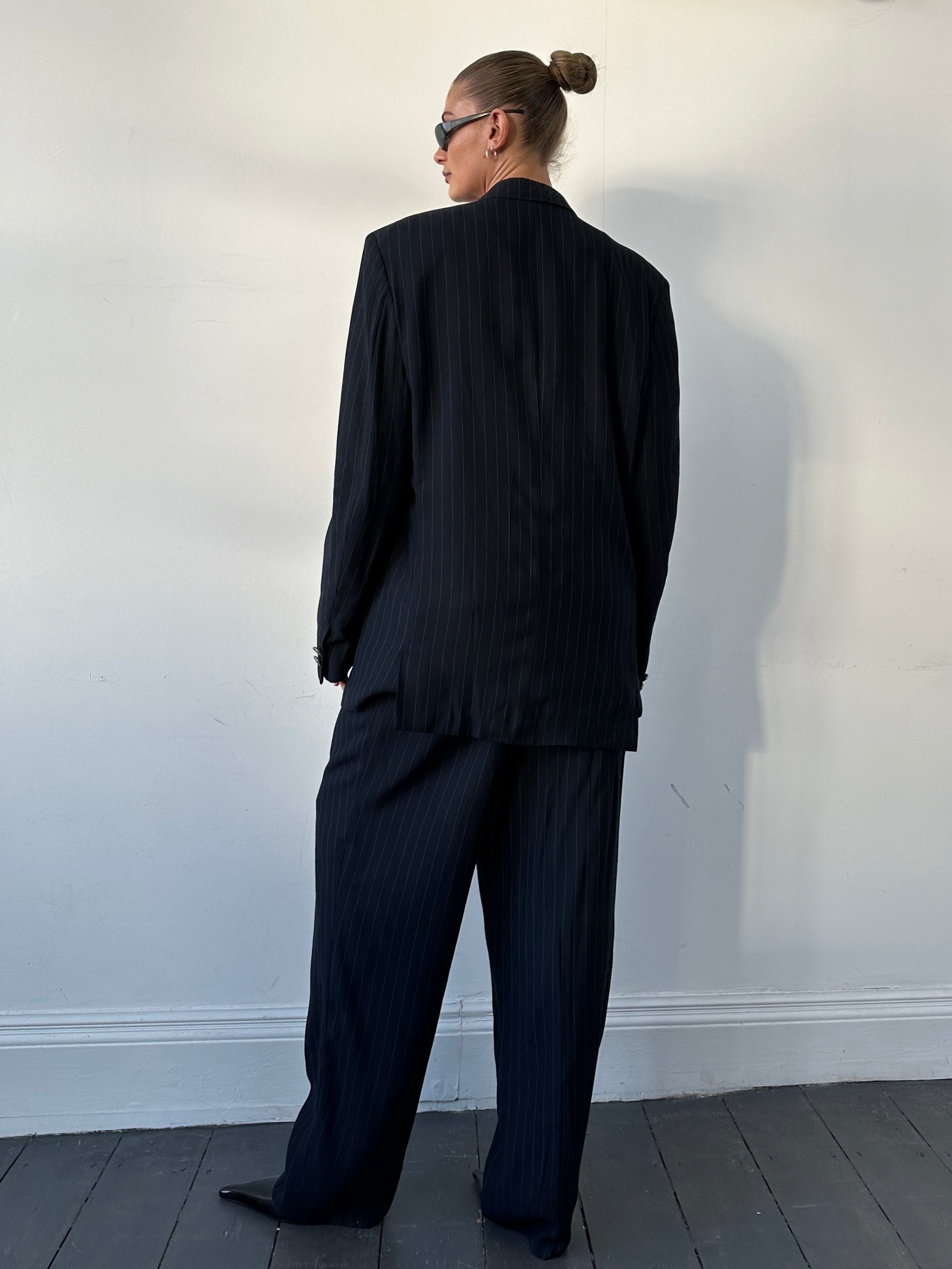 Versace Versus 1990s pinstripe double-breasted bespoke suit, 44L/W34, tailored men's fashion with classic pinstripe pattern.