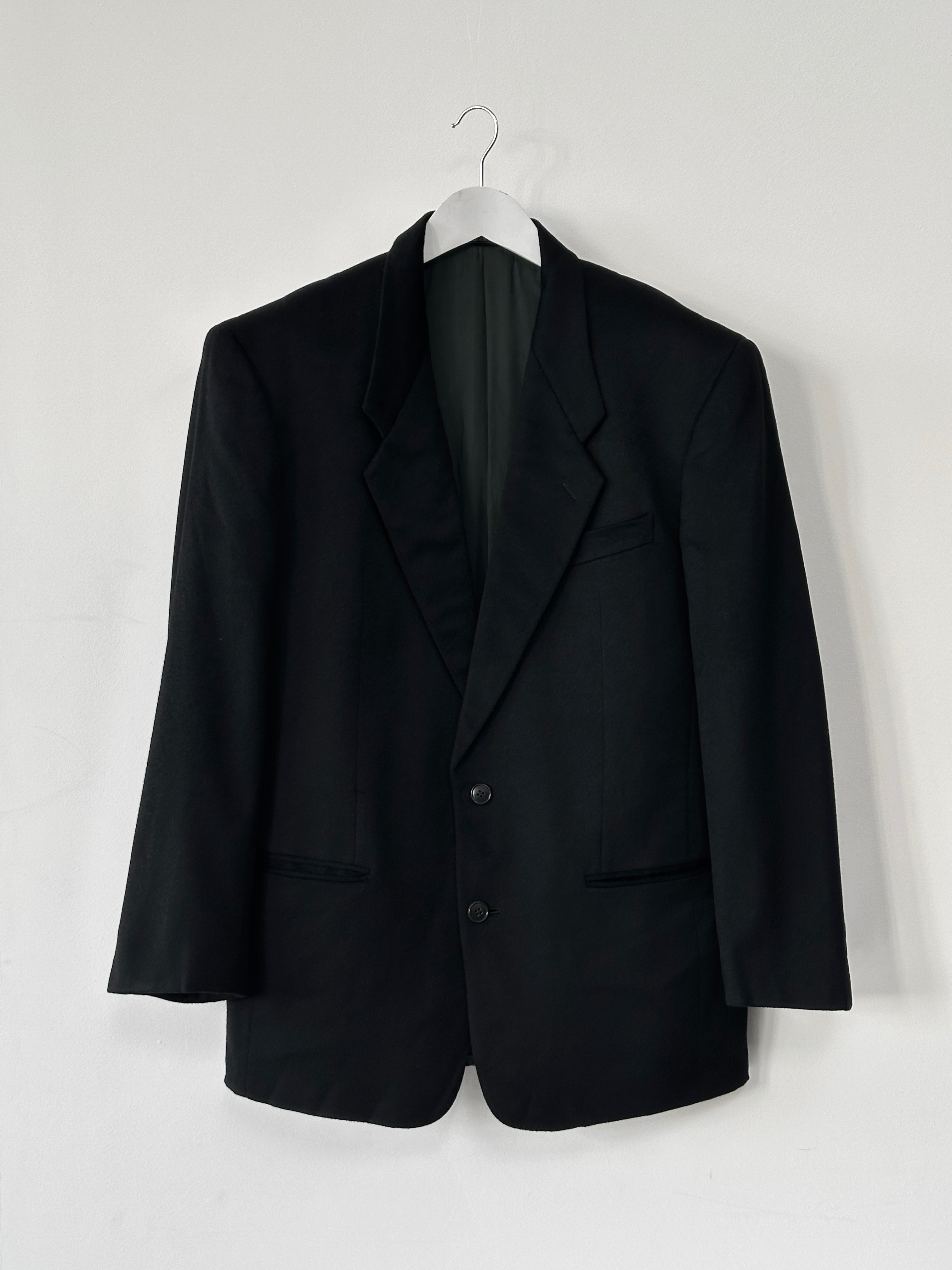 Giorgio Armani Le Collezioni pure cashmere single-breasted blazer in size 40R/L, tailored fit, dark color, stylish and luxurious.