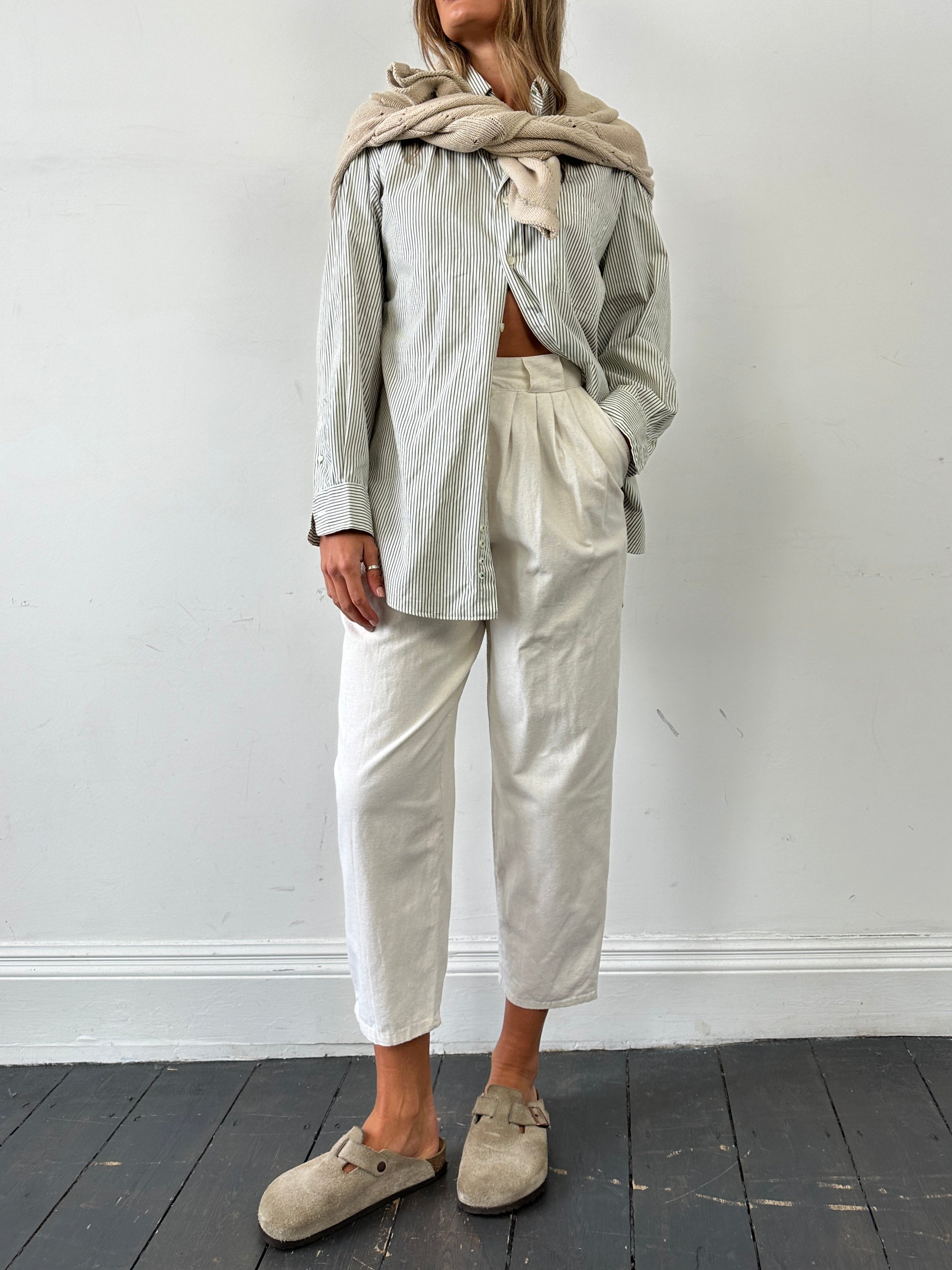 Vintage brand cotton linen pleated high-waisted trousers in W26, showcasing a classic fit and textured fabric.