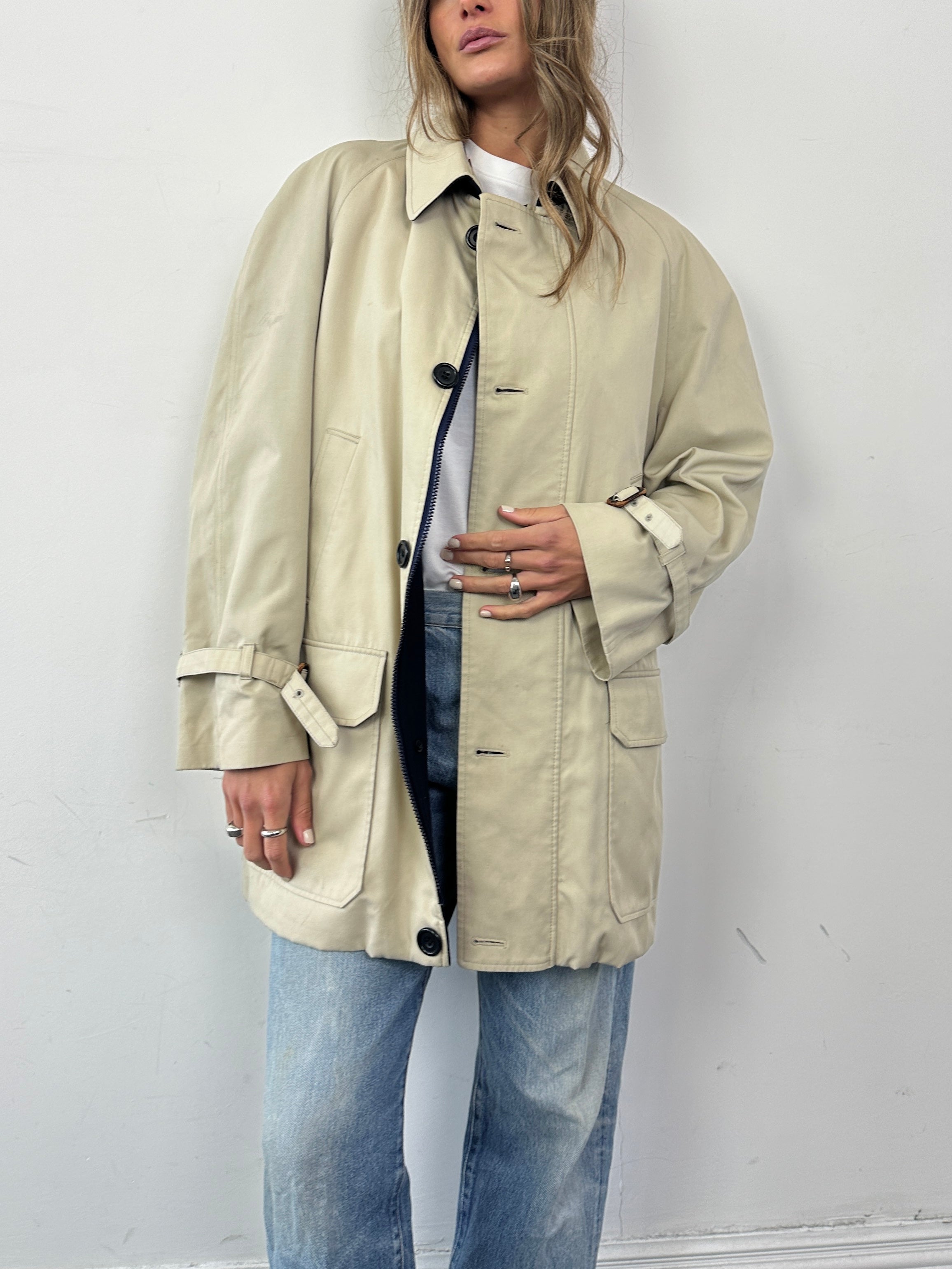 Aquascutum wool-lined mid-length coat in size XL, featuring a classic design with a warm lining and stylish tailored fit.