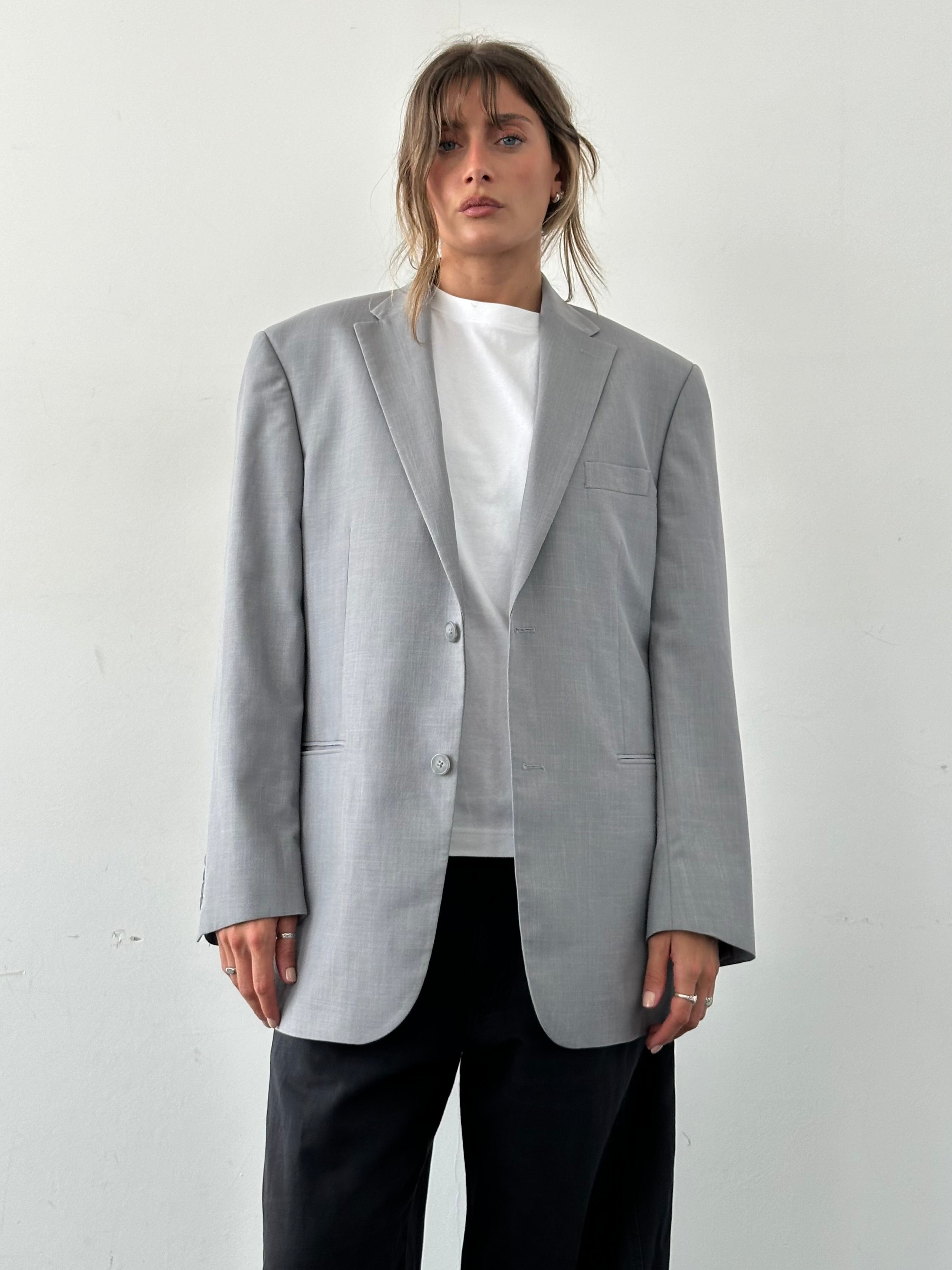 Vintage single-breasted blazer in size 42R/XL, tailored fit, dark fabric, classic lapel, and button closure, stylish and timeless.