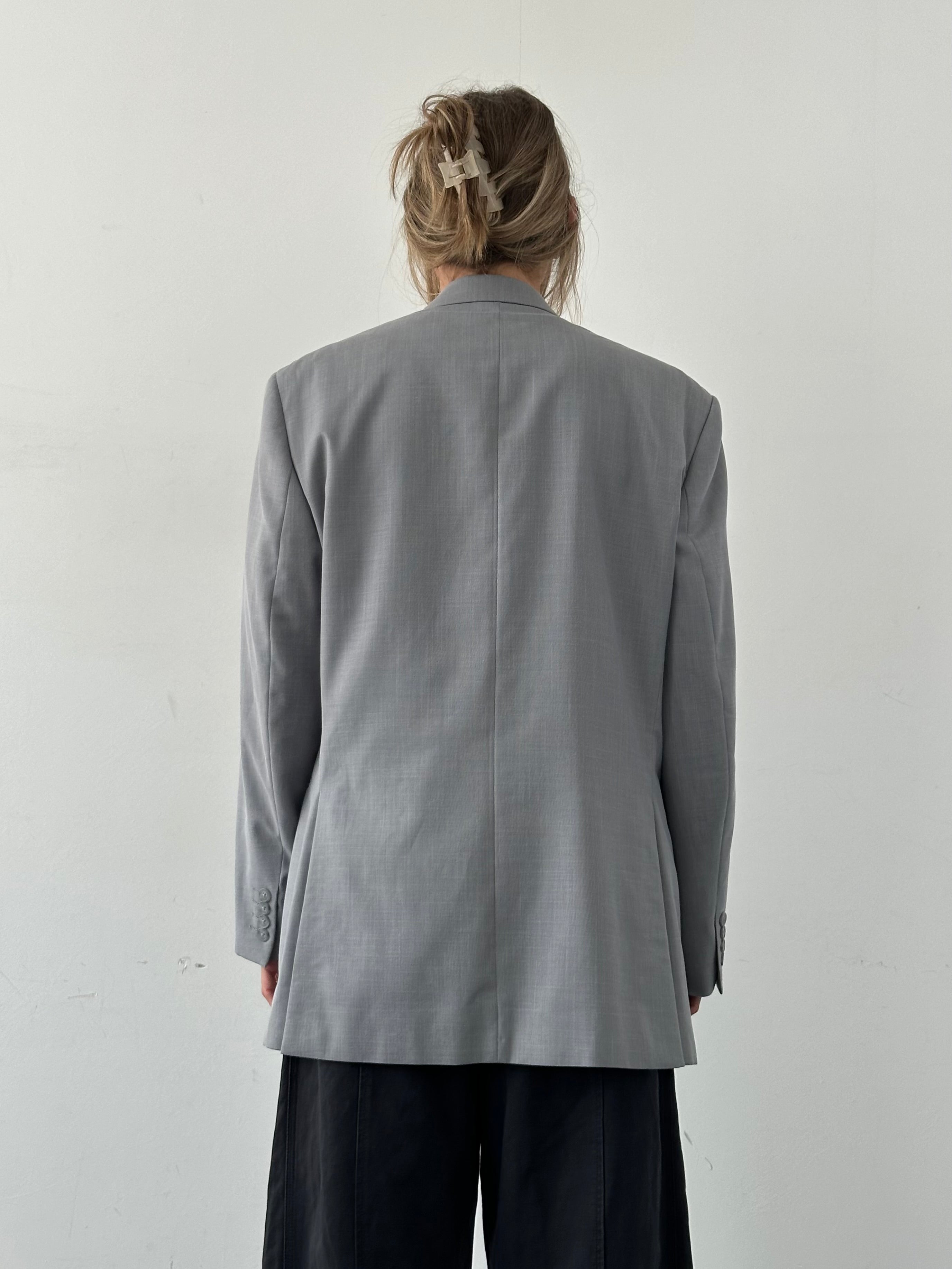 Vintage single-breasted blazer in size 42R/XL, tailored fit with classic lapels and button closure, displayed on a hanger.