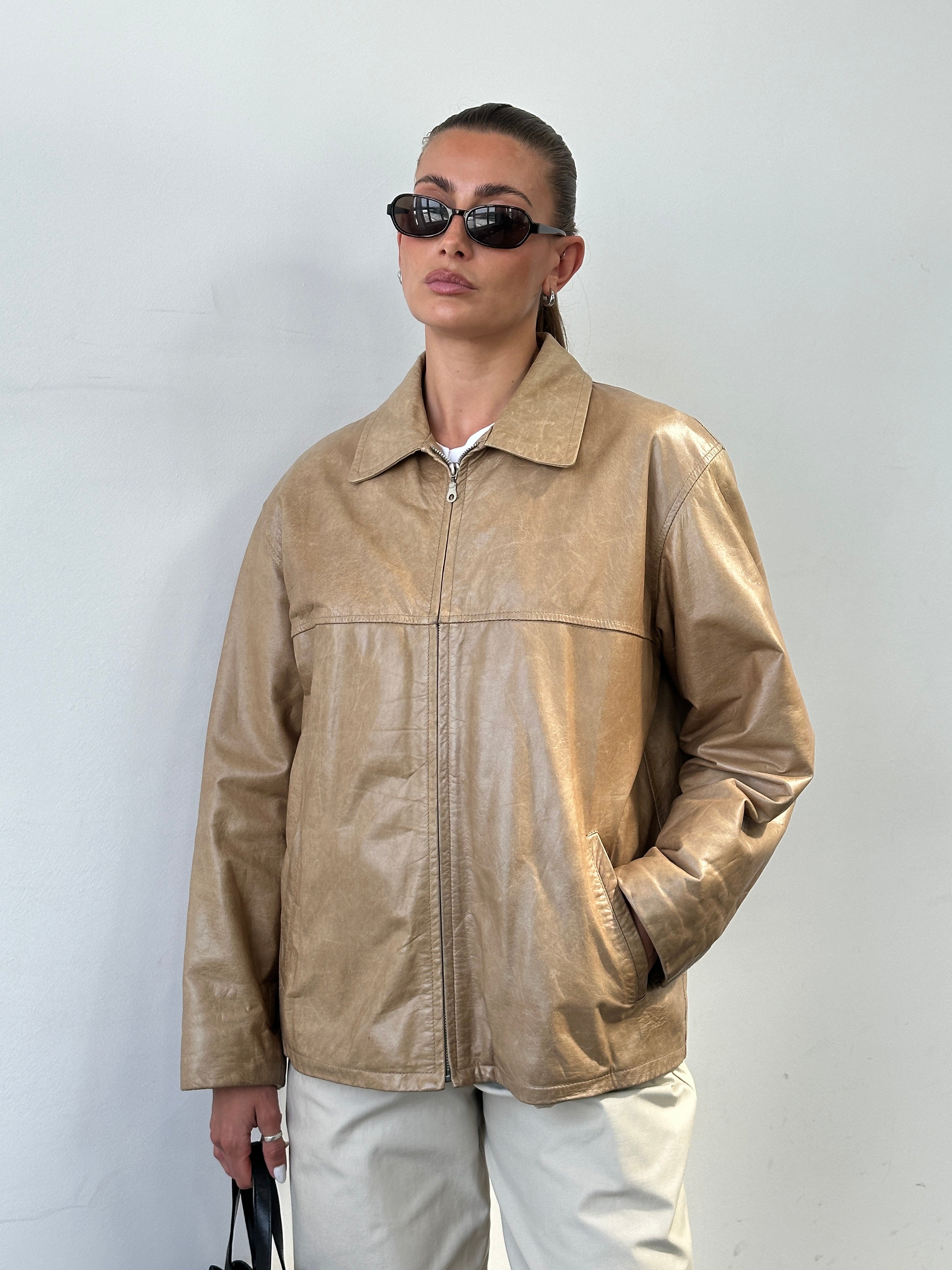 Italian Vintage minimal leather jacket in size L, featuring sleek design and classic craftsmanship, displayed on a plain background.