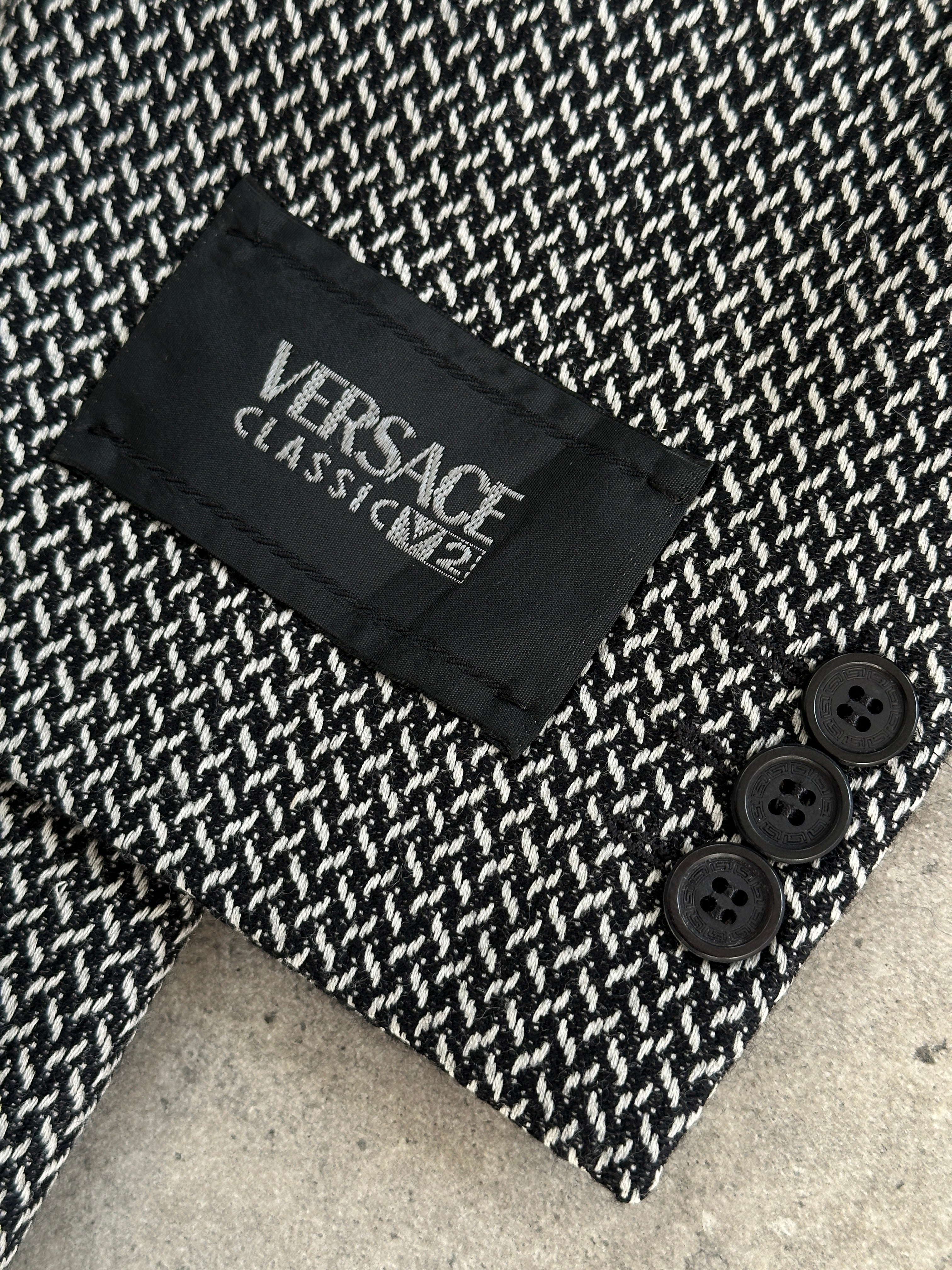 Versace Classic V2 1993 pure wool woven blazer in size 42R/XL, featuring tailored fit and elegant design.
