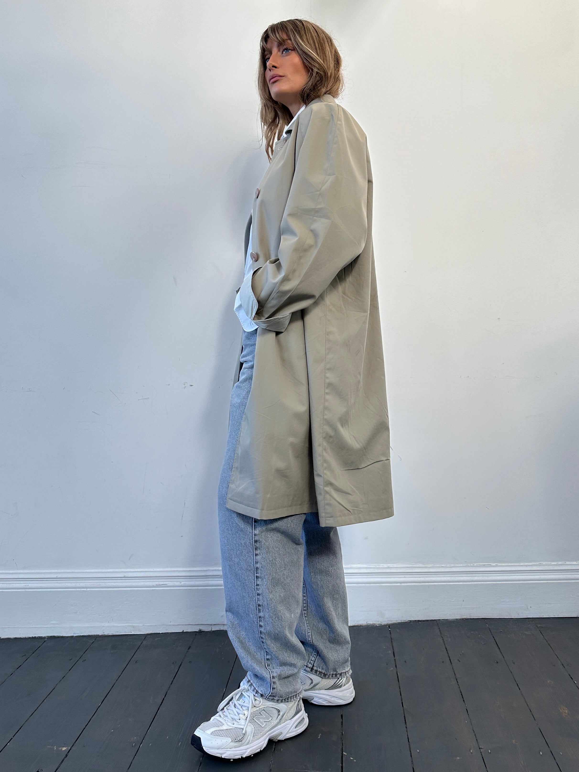 Vintage reversible water-resistant trench coat in size L/XL, showing its classic design and durable fabric for versatile weather protection.