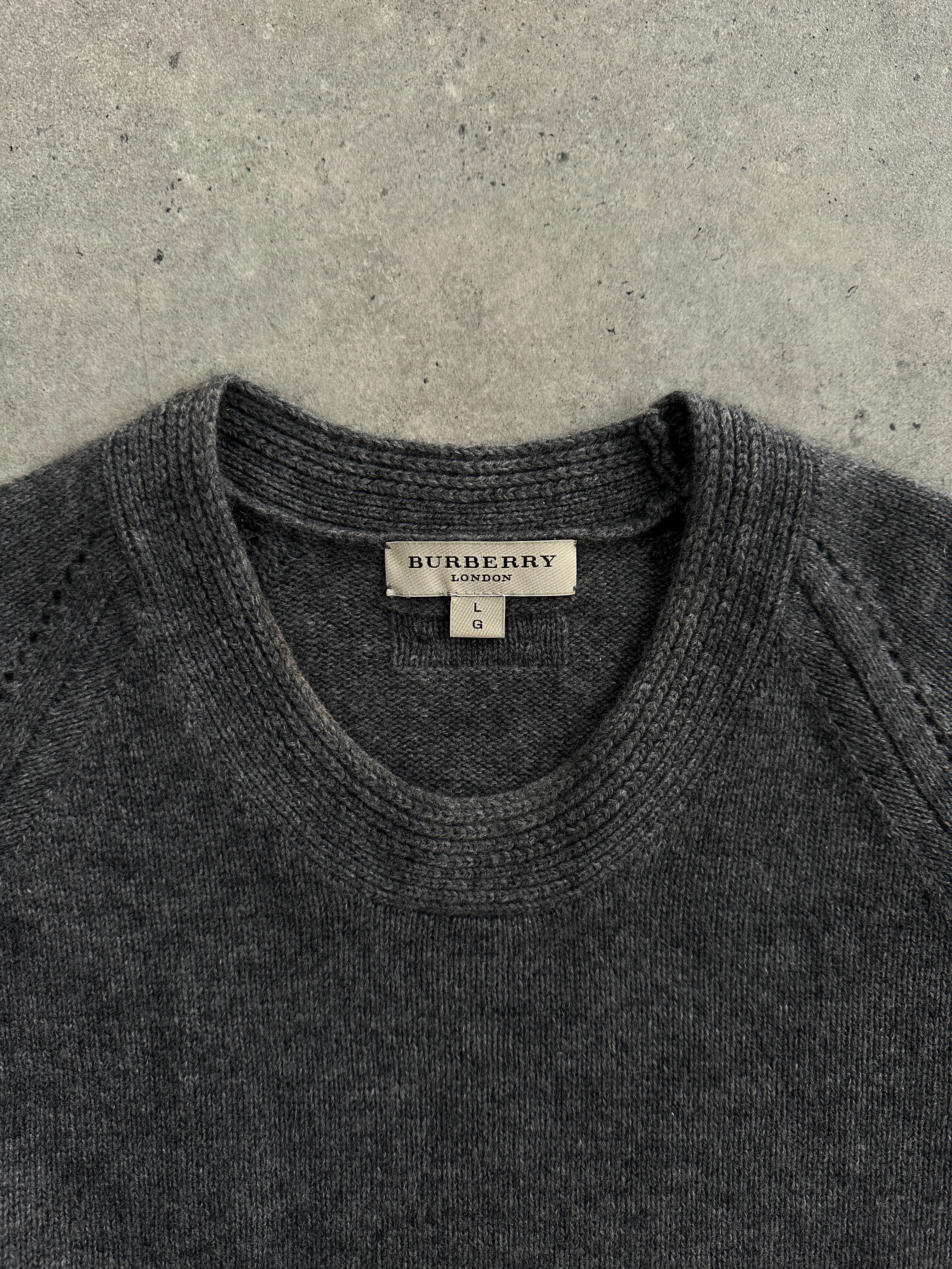 Burberry London pure cashmere knitted jumper in beige, featuring a classic crew neck and ribbed cuffs, size S.