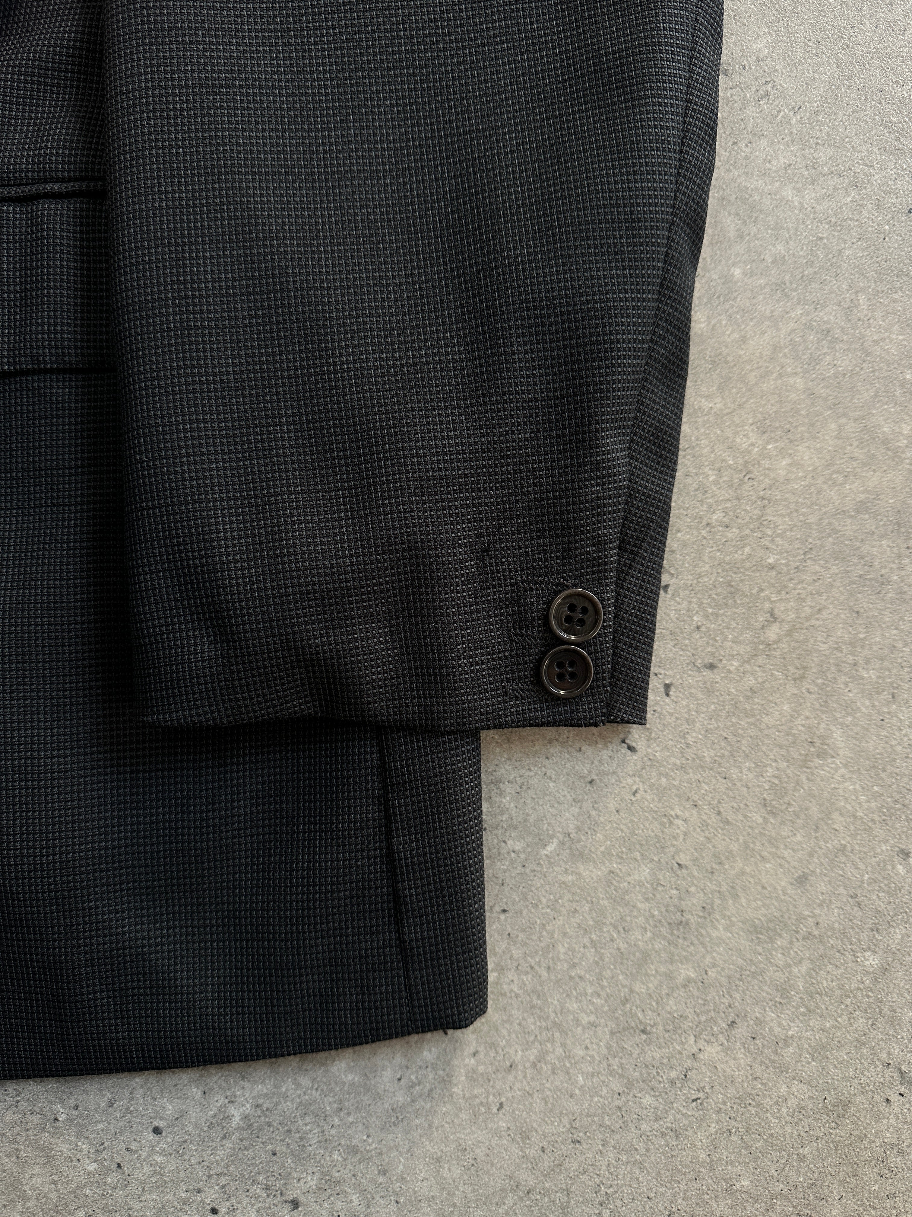 Armani Collezioni 2000s pure wool super 130s blazer in size 44R/XL, tailored fit, dark classic color, lapel collar, and sleek design
