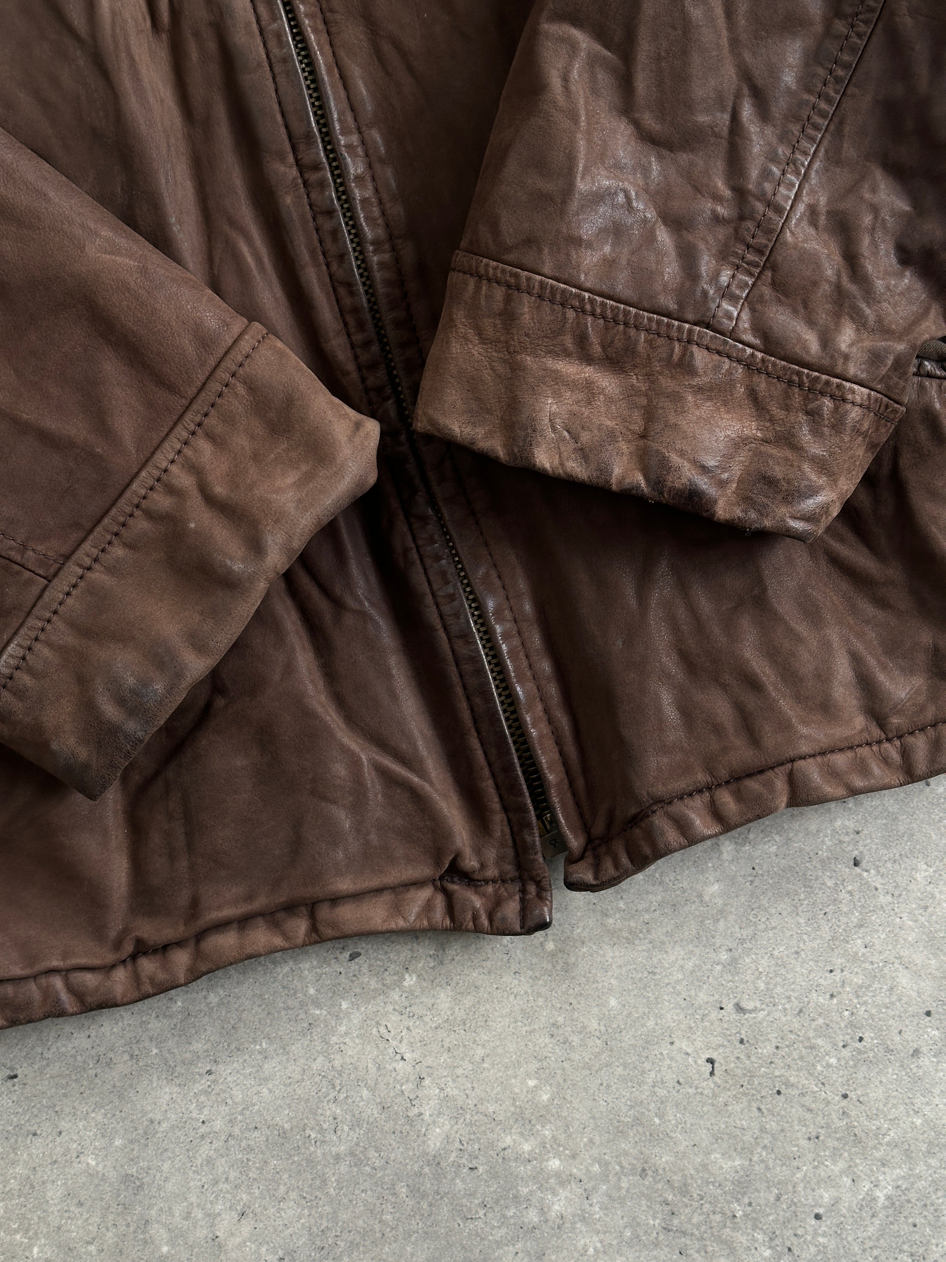 Vintage Italian vintage zip-up nubuck leather jacket in size L, showcasing classic craftsmanship and smooth leather texture.