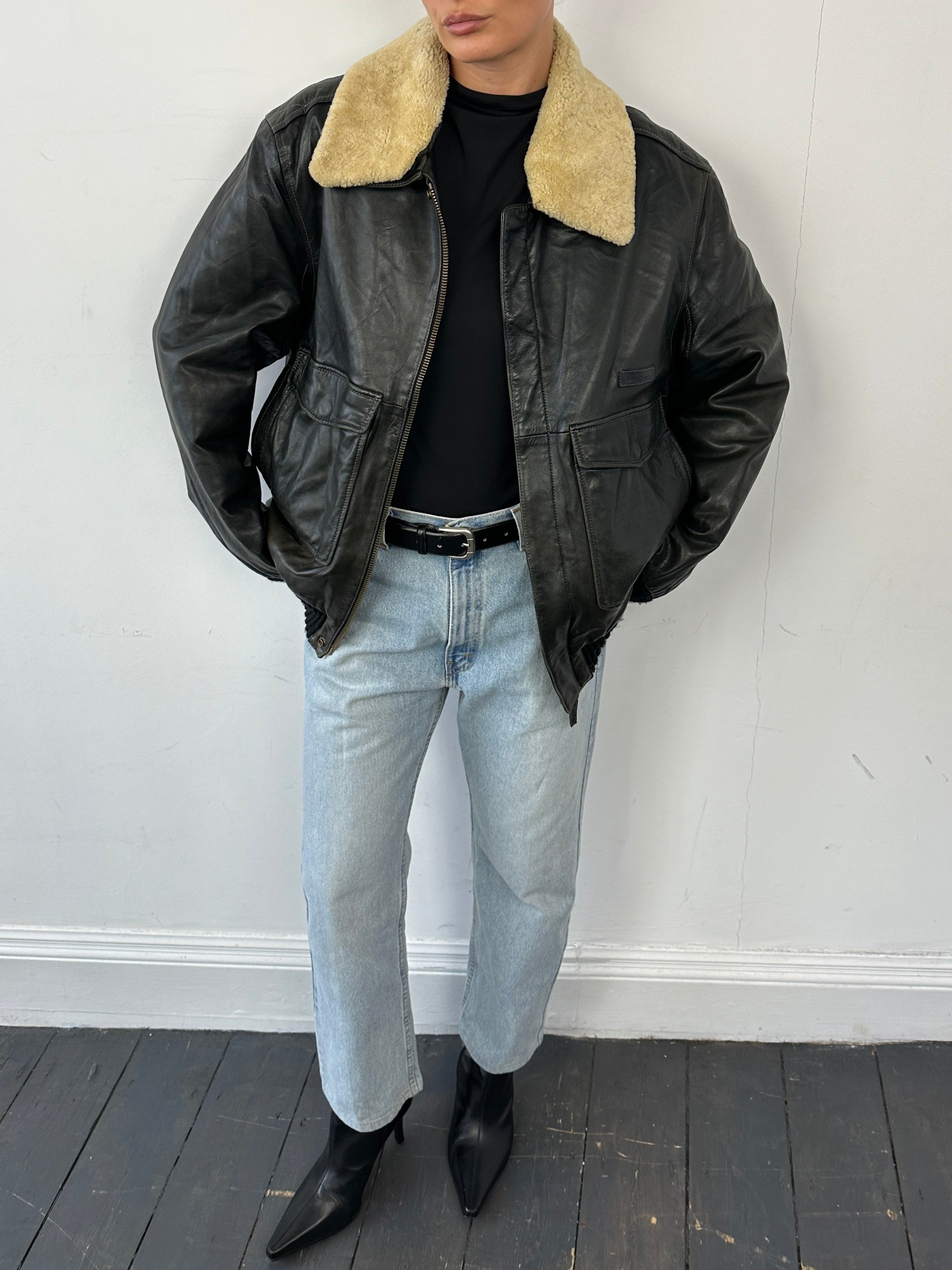 Vintage leather bomber jacket with removable fur collar, aviator style, in size L/XL, featuring classic design and textured details.