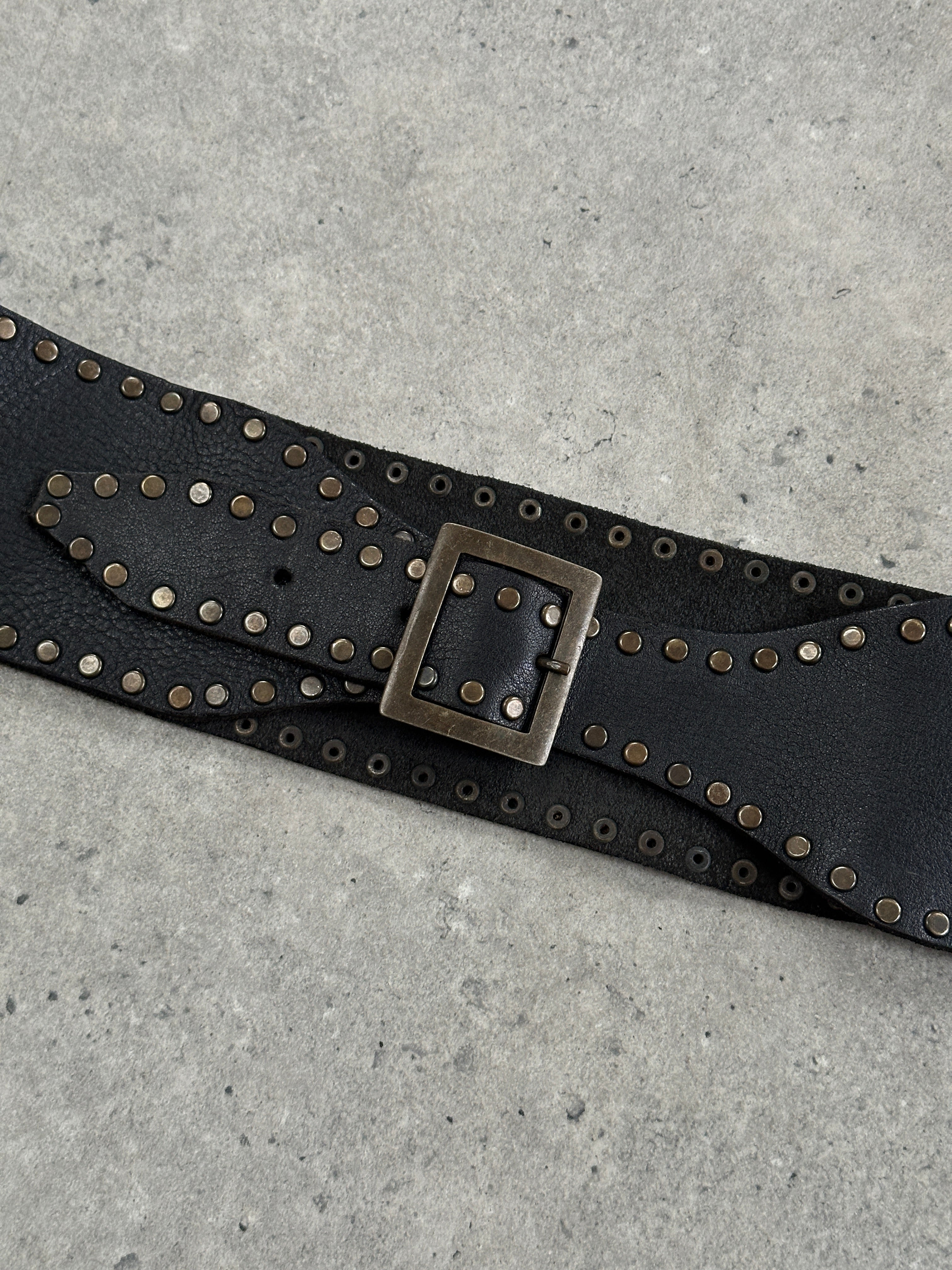 Vintage 1980s chunky studded leather belt with metal studs, W32-34, featuring a rugged, retro style and classic buckle design.