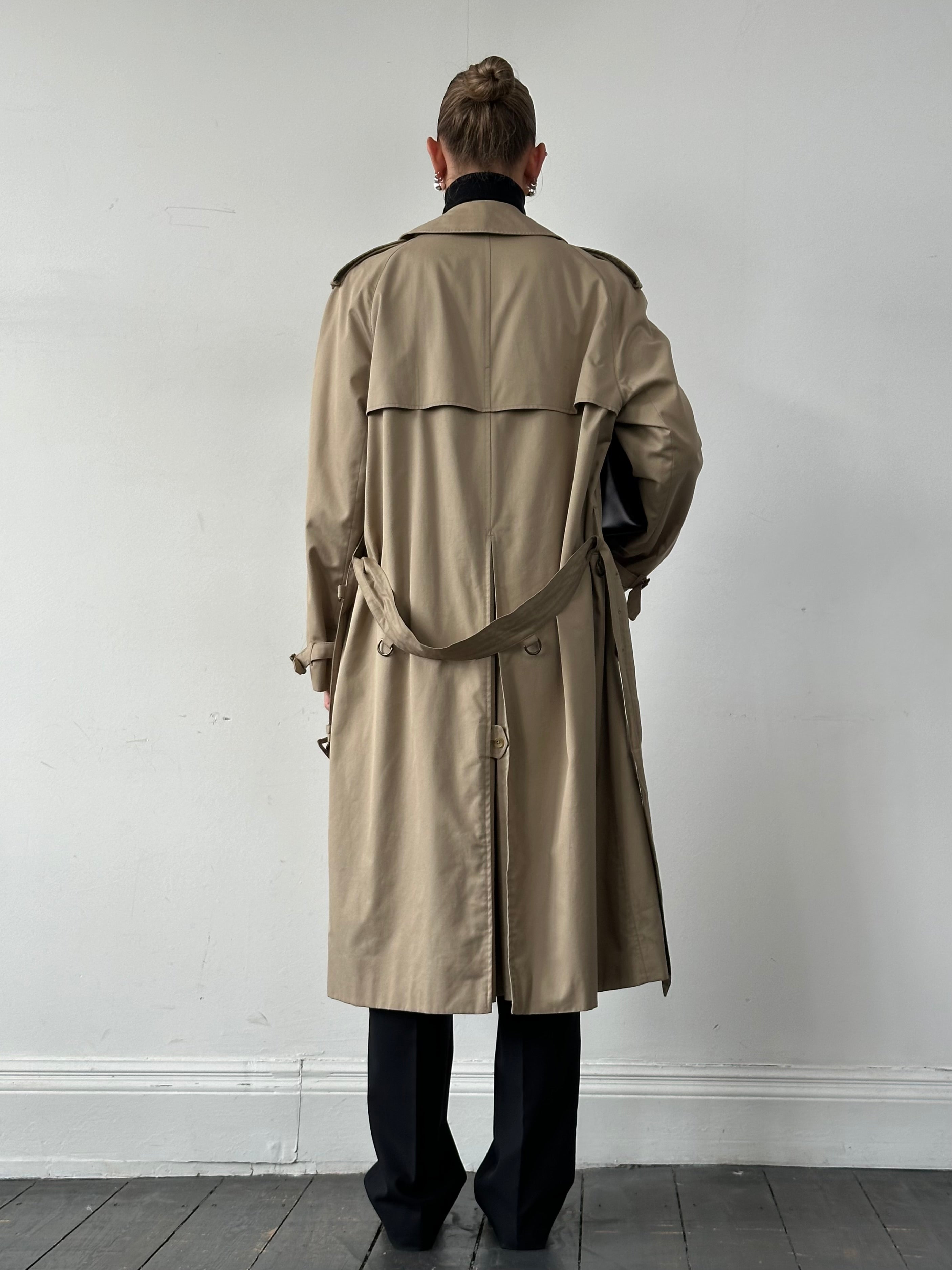 Aquascutum cotton double-breasted belted trench coat in XL, featuring classic design and neutral color, front view.