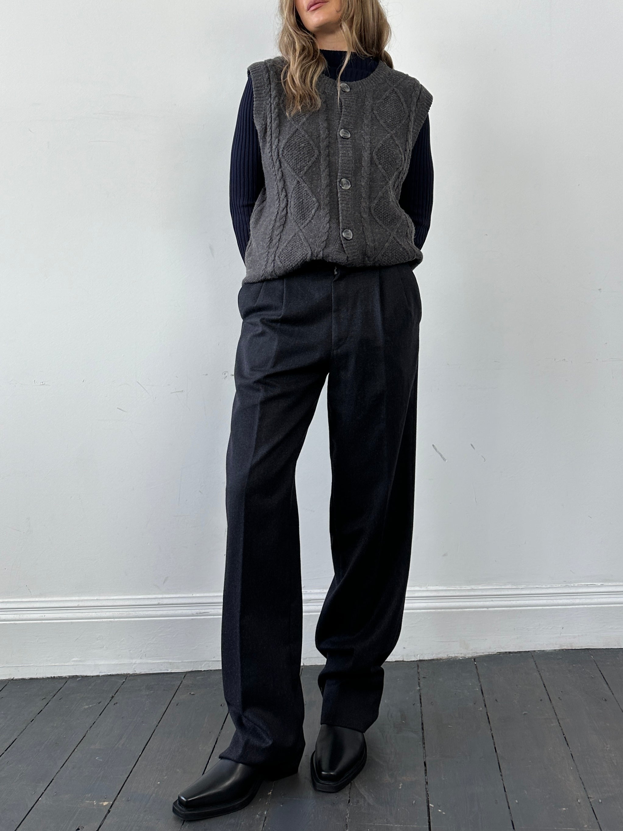 Burberry pure wool straight-leg pleated trousers in W30, shown on a mannequin, featuring classic tailored fit and neutral color.