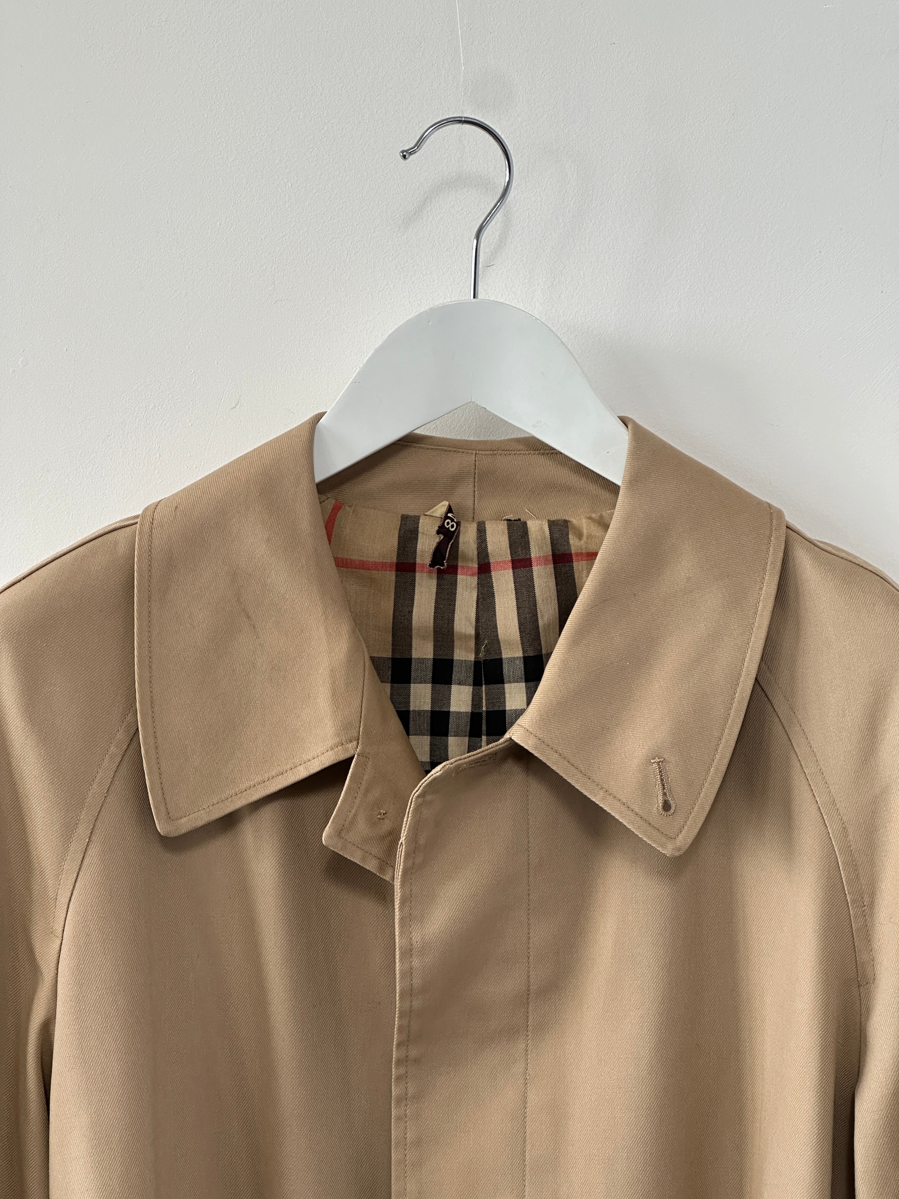 Vintage cotton trench coat with belt in XL size, featuring classic design and timeless style.