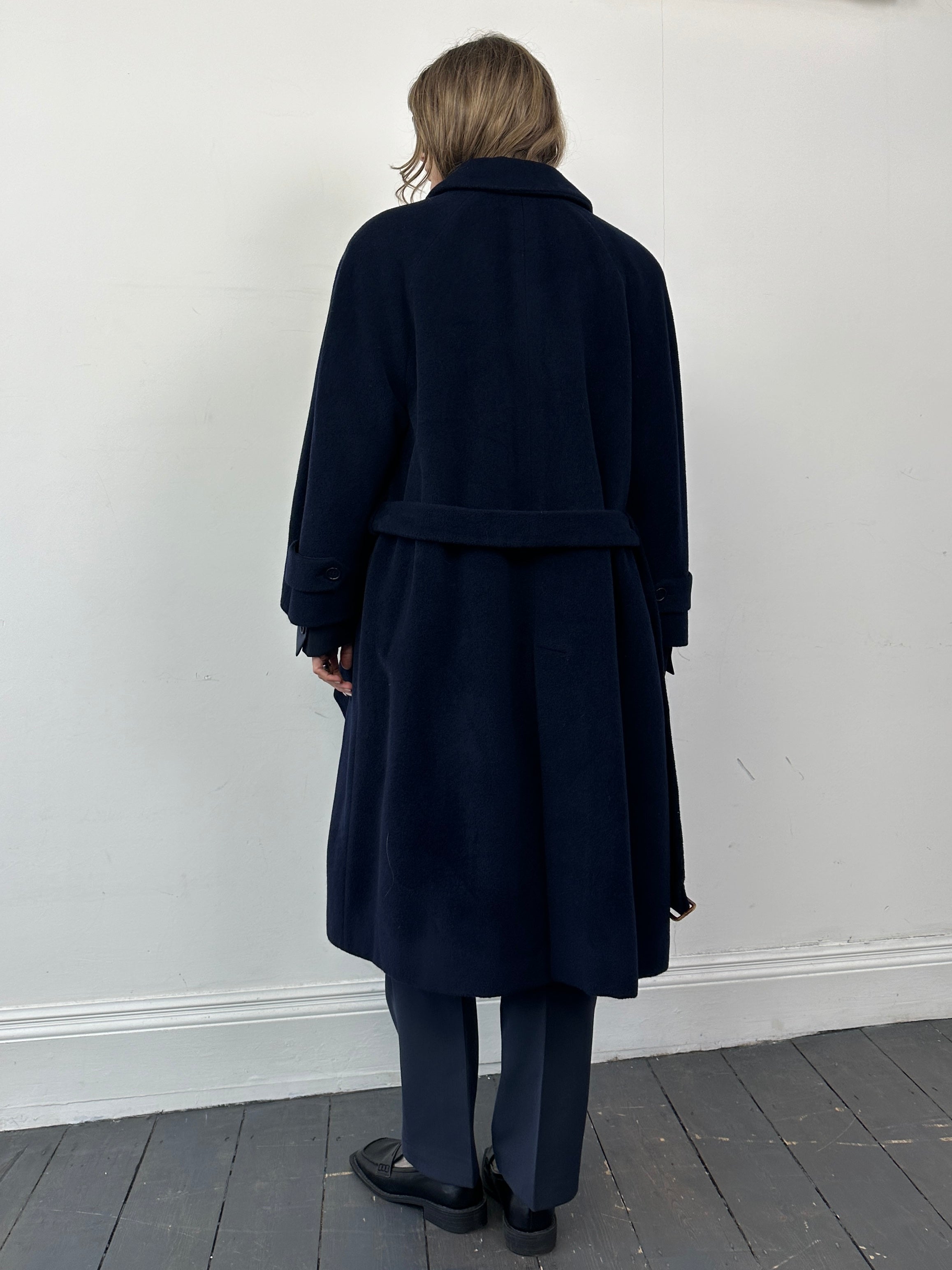 Vintage wool coat with concealed placket, single-breasted design, belted waist, in size L, featuring a classic vintage style.