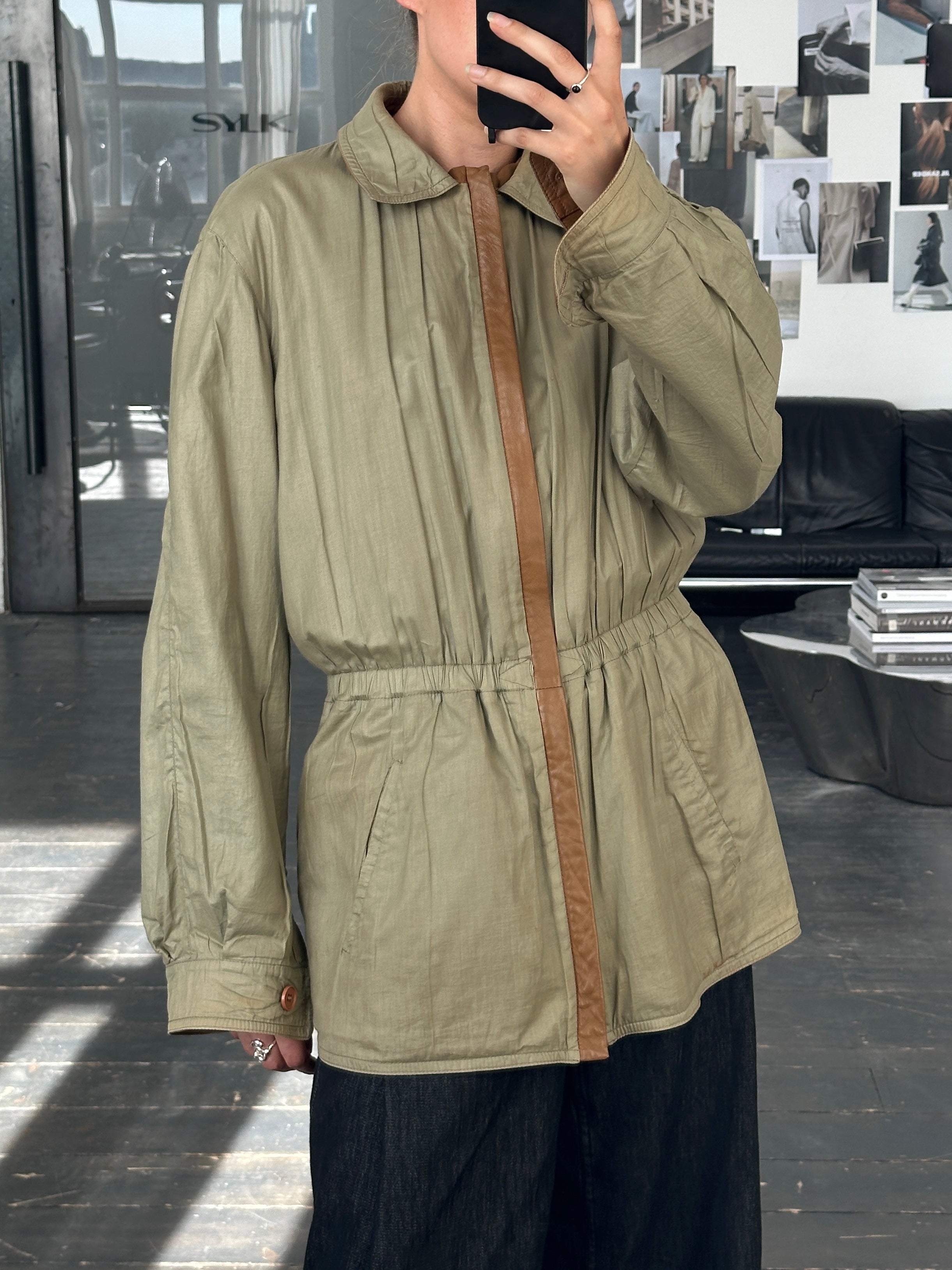 Vintage Italian 1980s reversible leather jacket with cinched waist in size XL, featuring a classic retro style and quality craftsmanship.