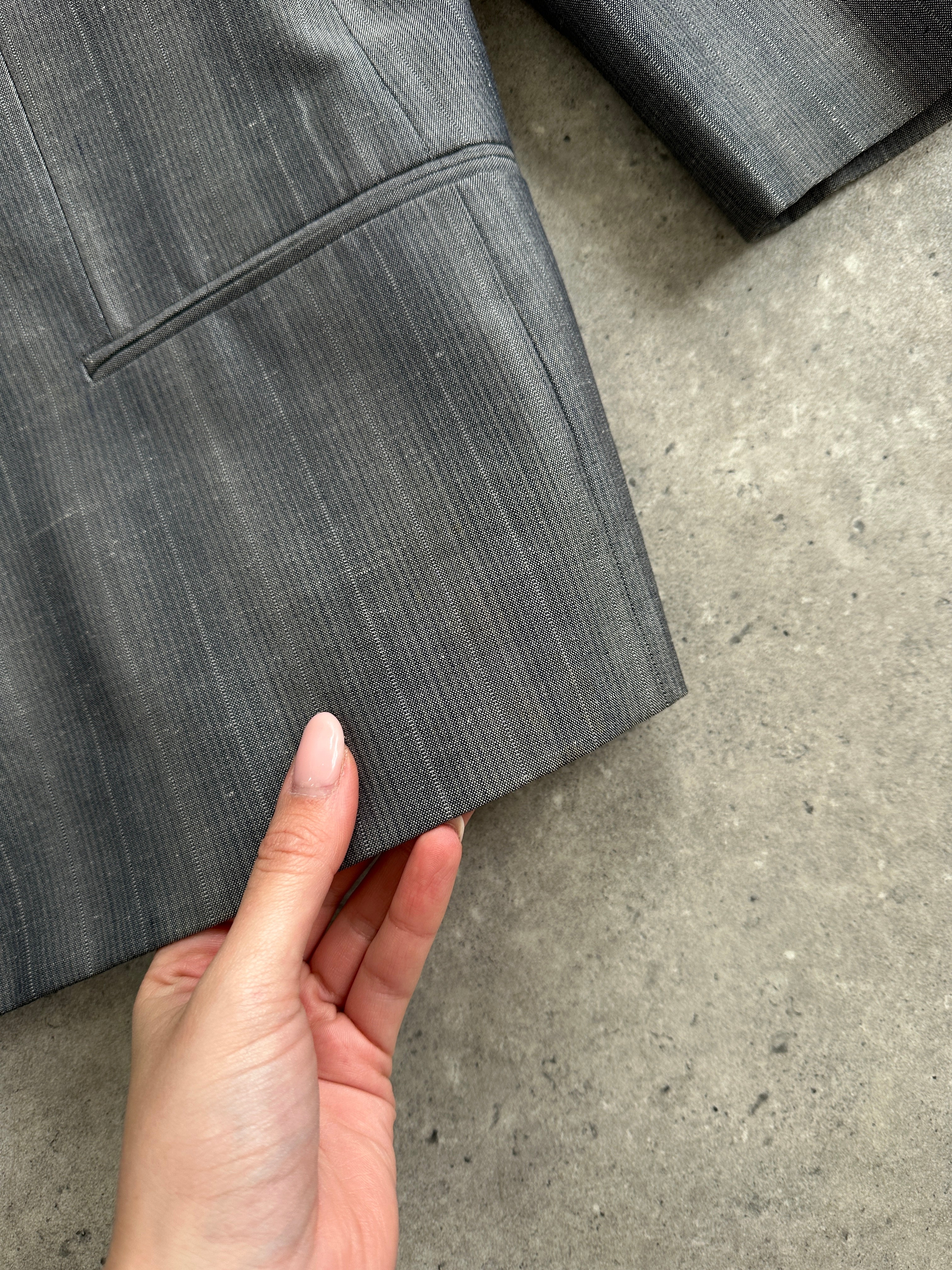 Vintage Italian vintage boxy wool blazer with double-breasted front in size L/XL, stylish and warm outerwear.