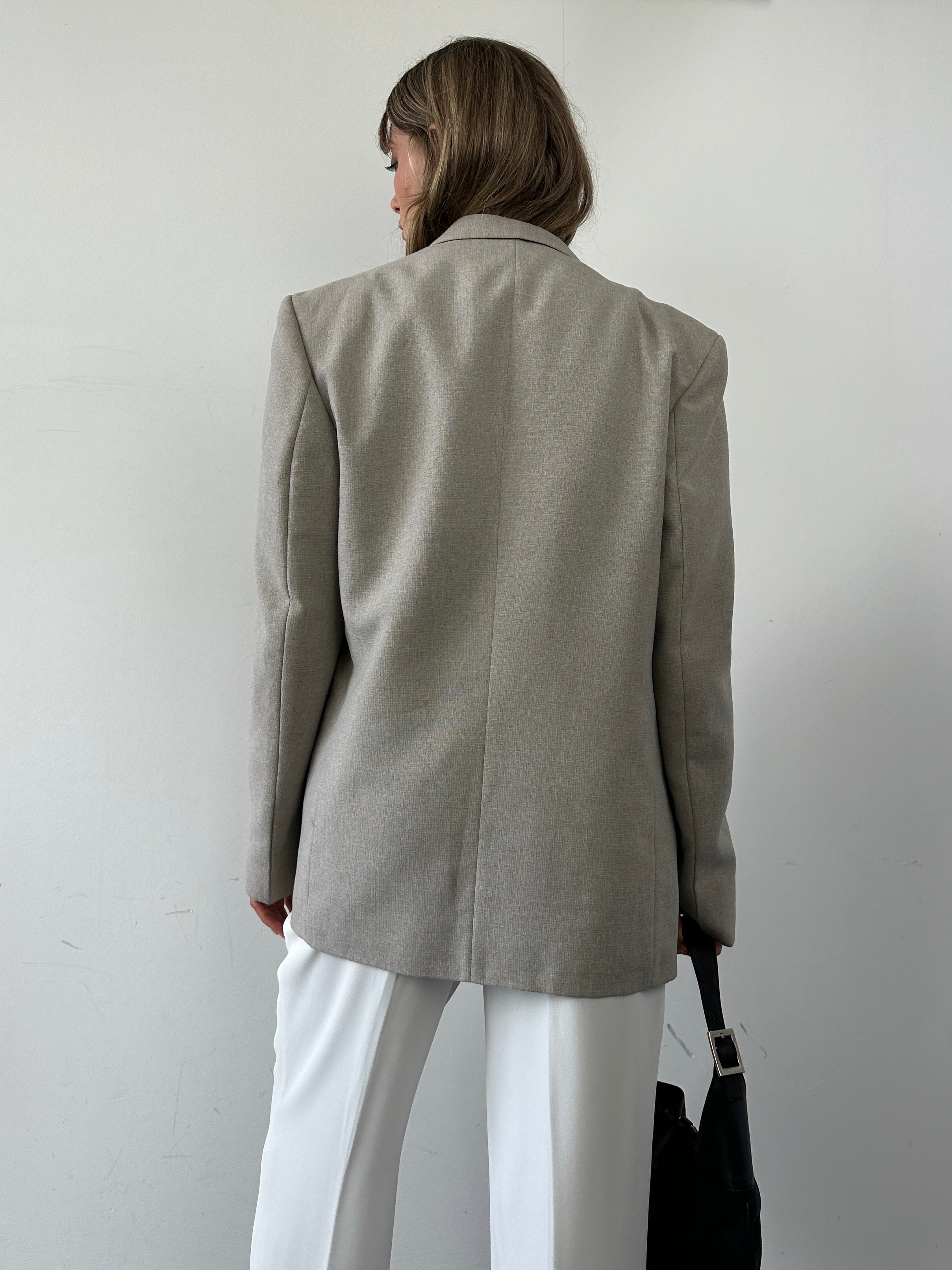 British Vintage minimal blazer in size L, featuring classic design and tailored fit, styled with neutral tones and modern details.