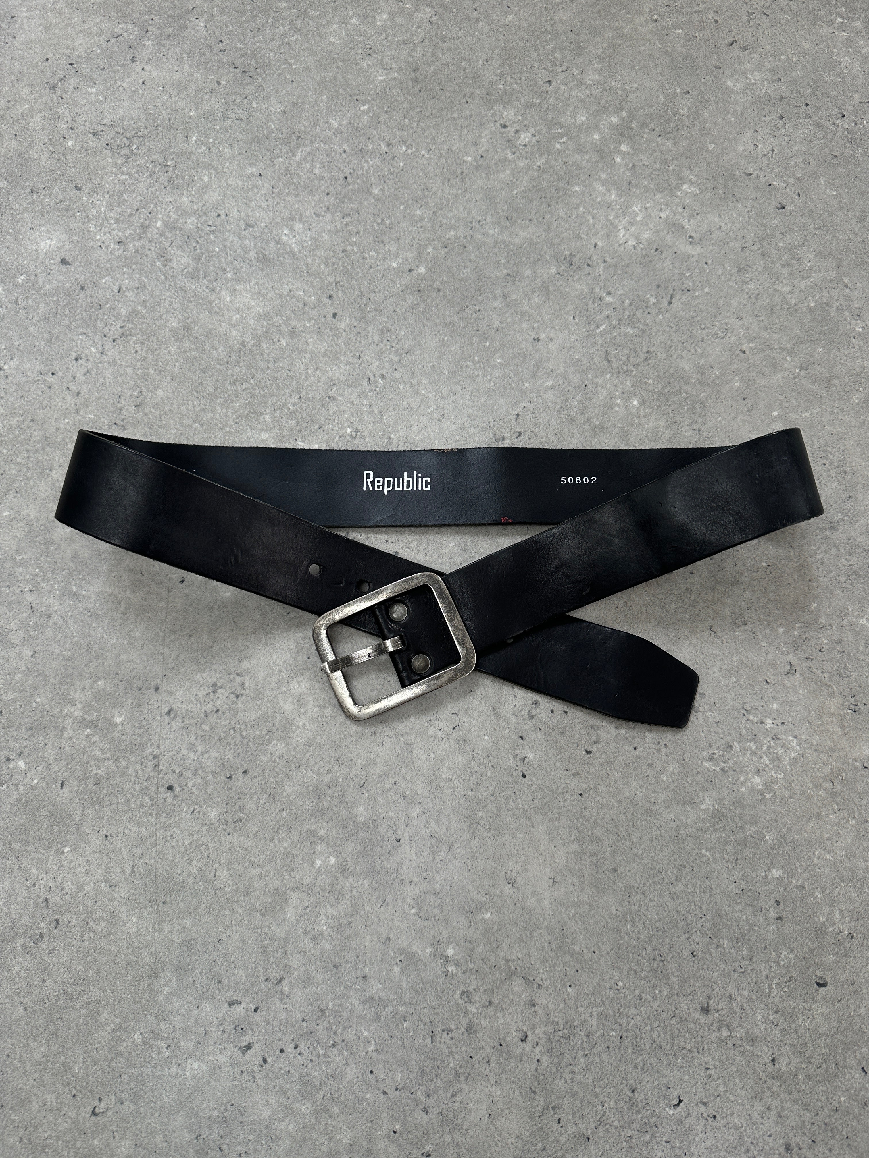 Vintage 1990s chrome rectangle buckle leather belt, size W35-39, with classic vintage style and durable leather strap.