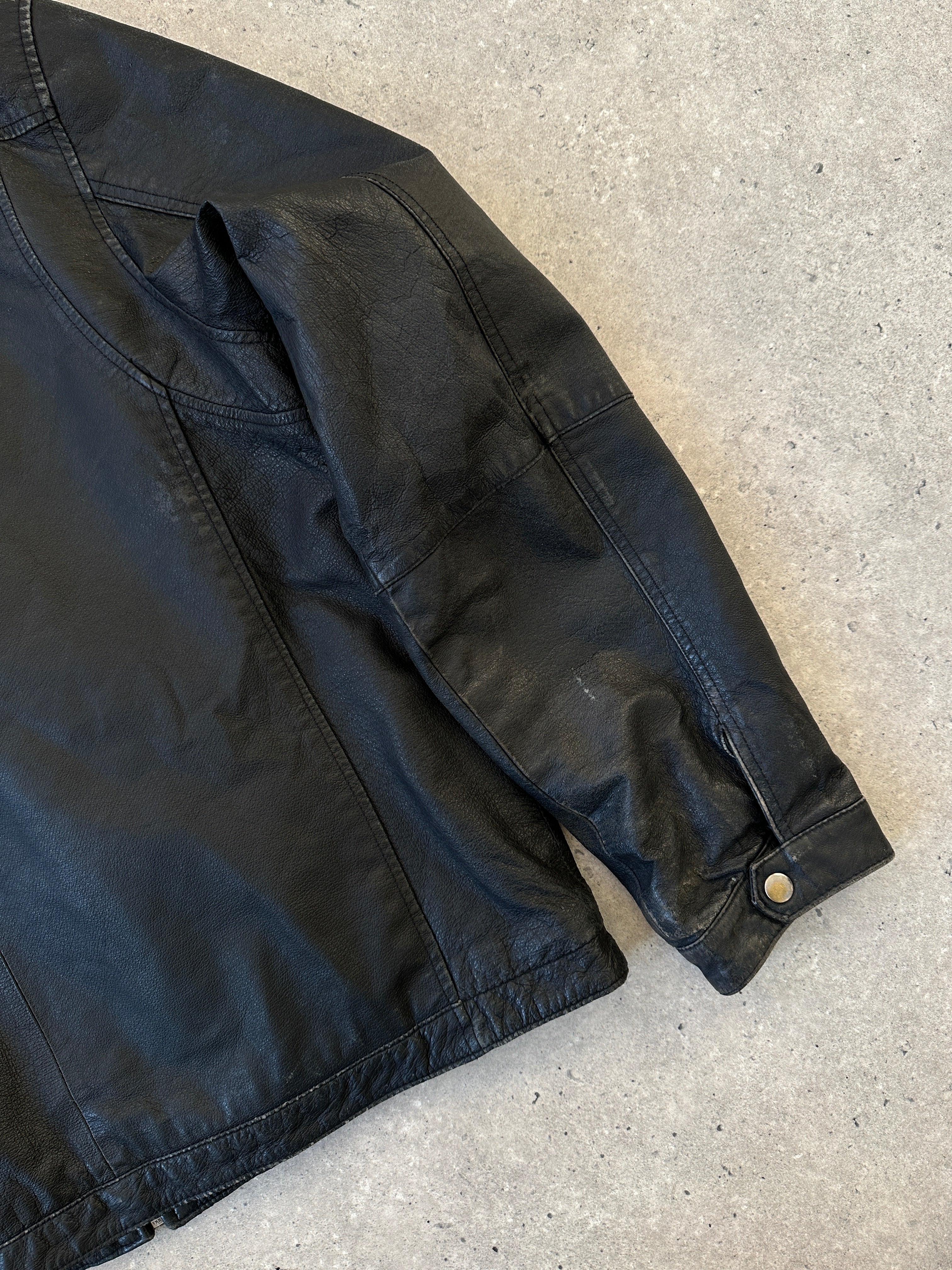 Vintage leather zip-up jacket in size L, featuring a classic design with a front zipper and stylish collar.