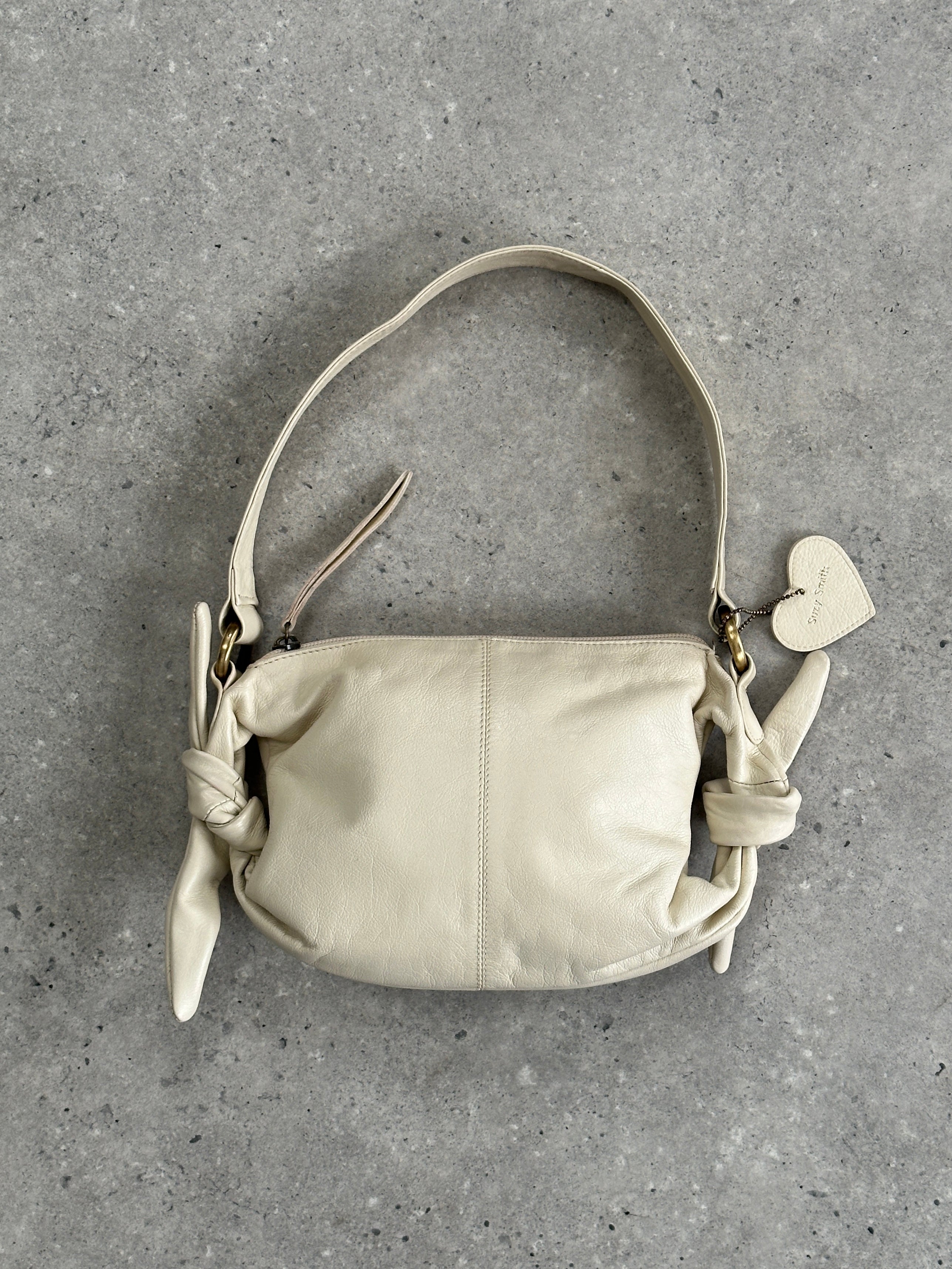 Vintage soft leather knot shoulder bag with adjustable strap and classic design, showcasing elegant craftsmanship and timeless style.