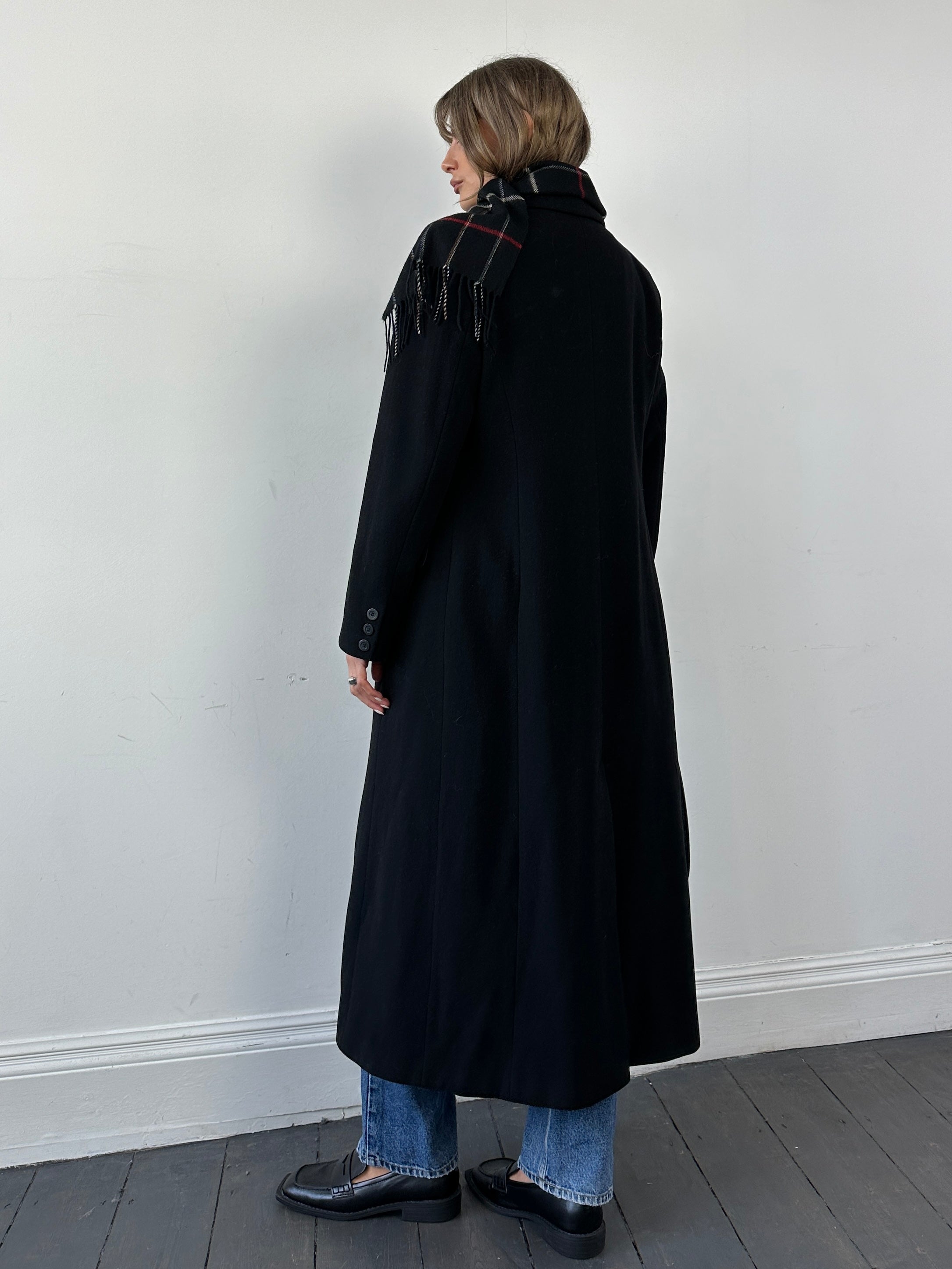 Vintage wool coat, floor-length, single-breasted style in size M, showcasing a classic vintage outerwear design.