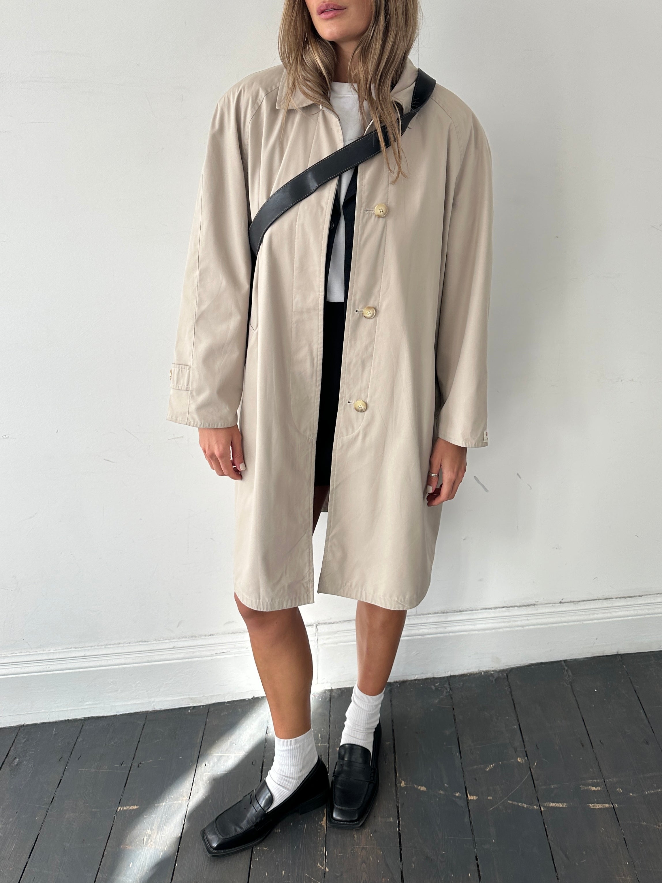 Vintage women's reversible trench coat, showerproof, in size M, showcasing stylish double-sided design and classic trench details.