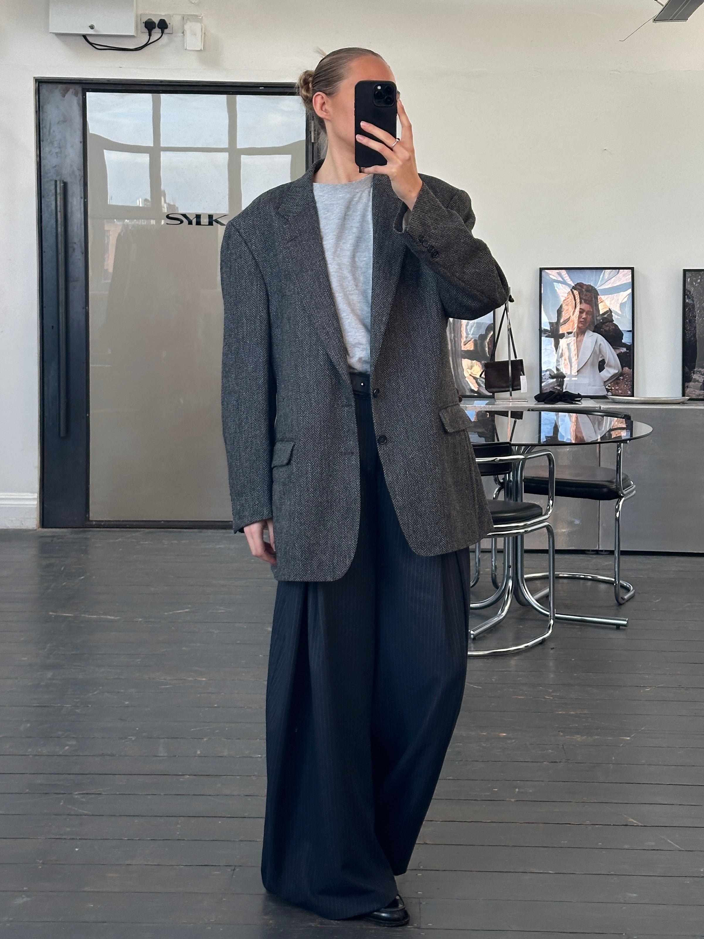 Burberry 1990s pure wool herringbone blazer, single-breasted style, size 46R/XXL, featuring classic tailored design.