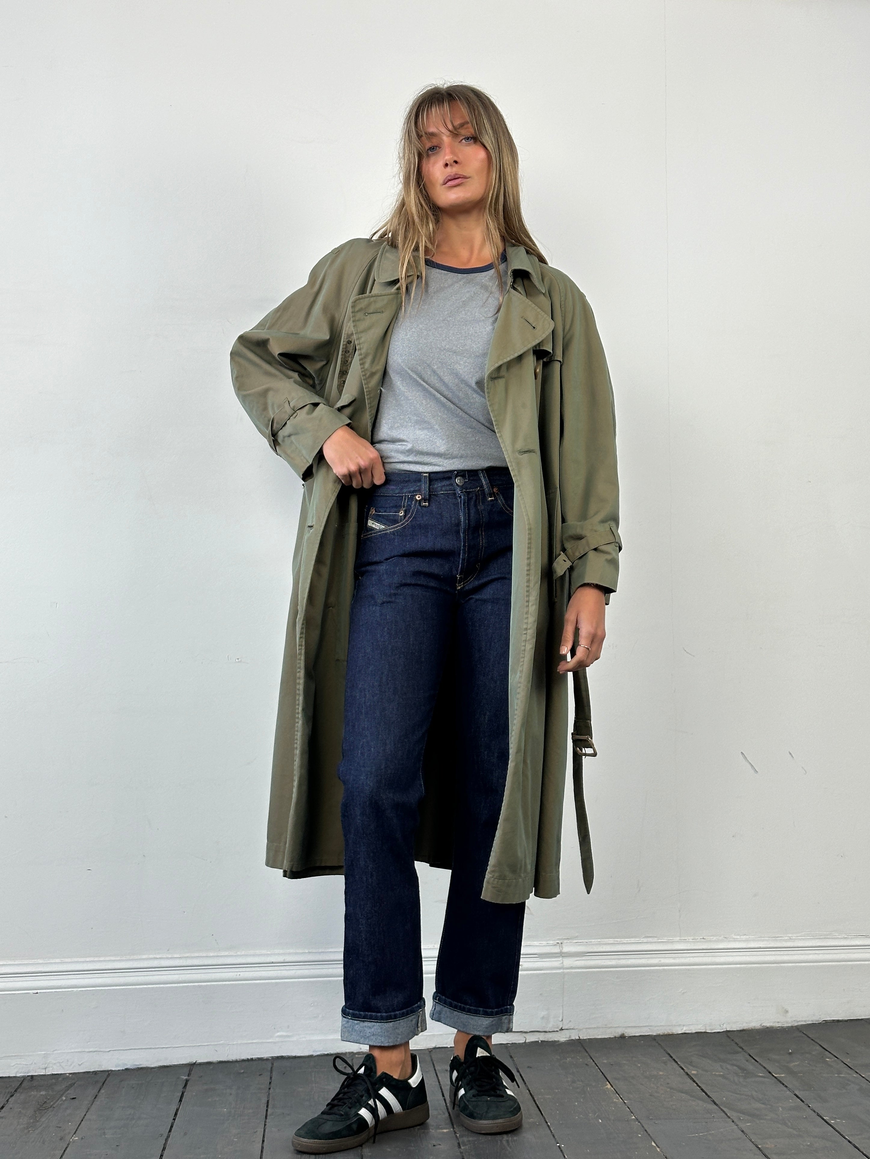 Diesel 575 Cochise 90s straight-leg denim jeans in size W28, showing classic blue wash and fit details.