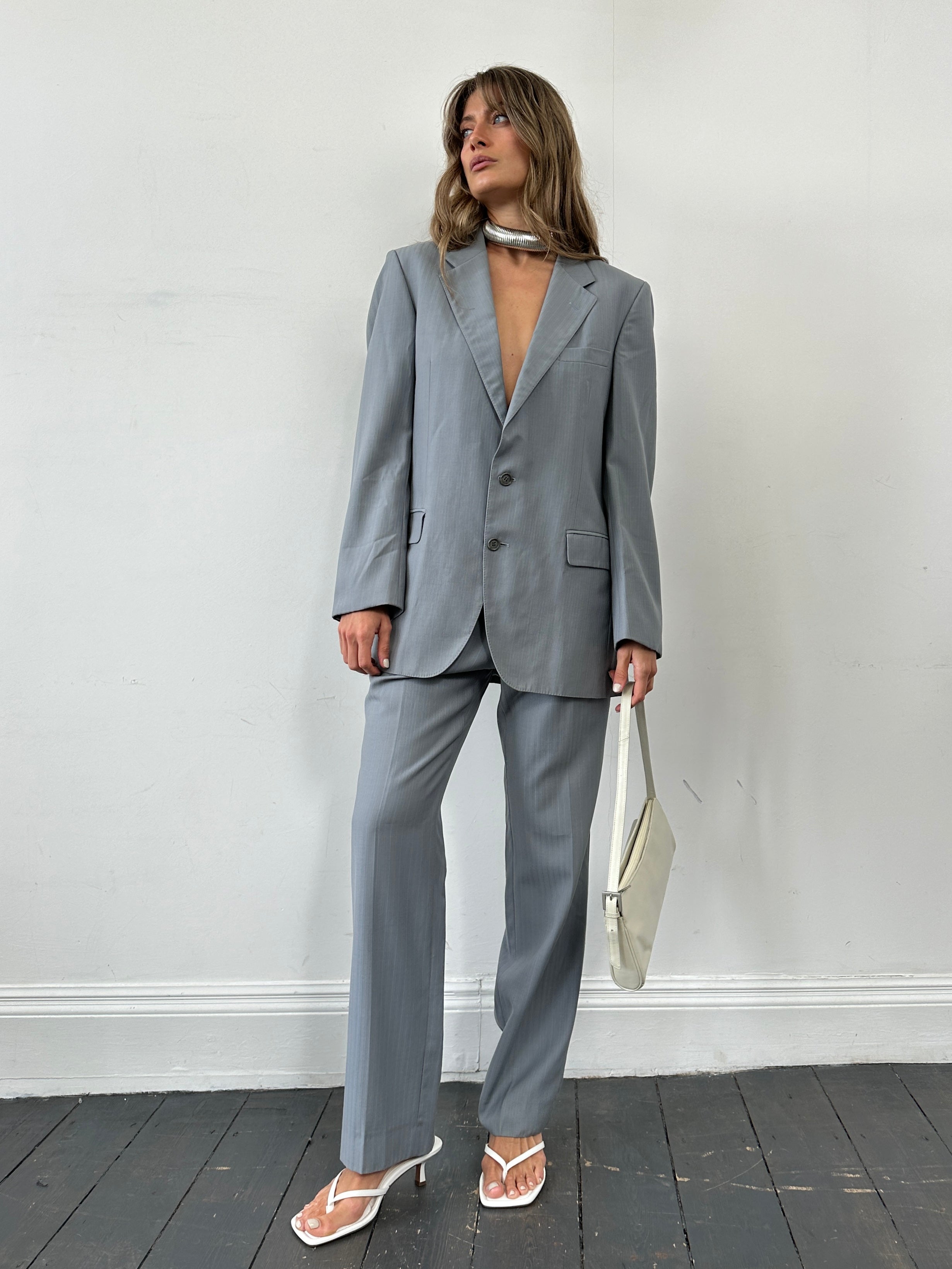 Christian Dior pure wool single-breasted suit in size 44R/W32, tailored fit with classic lapel and structured design.