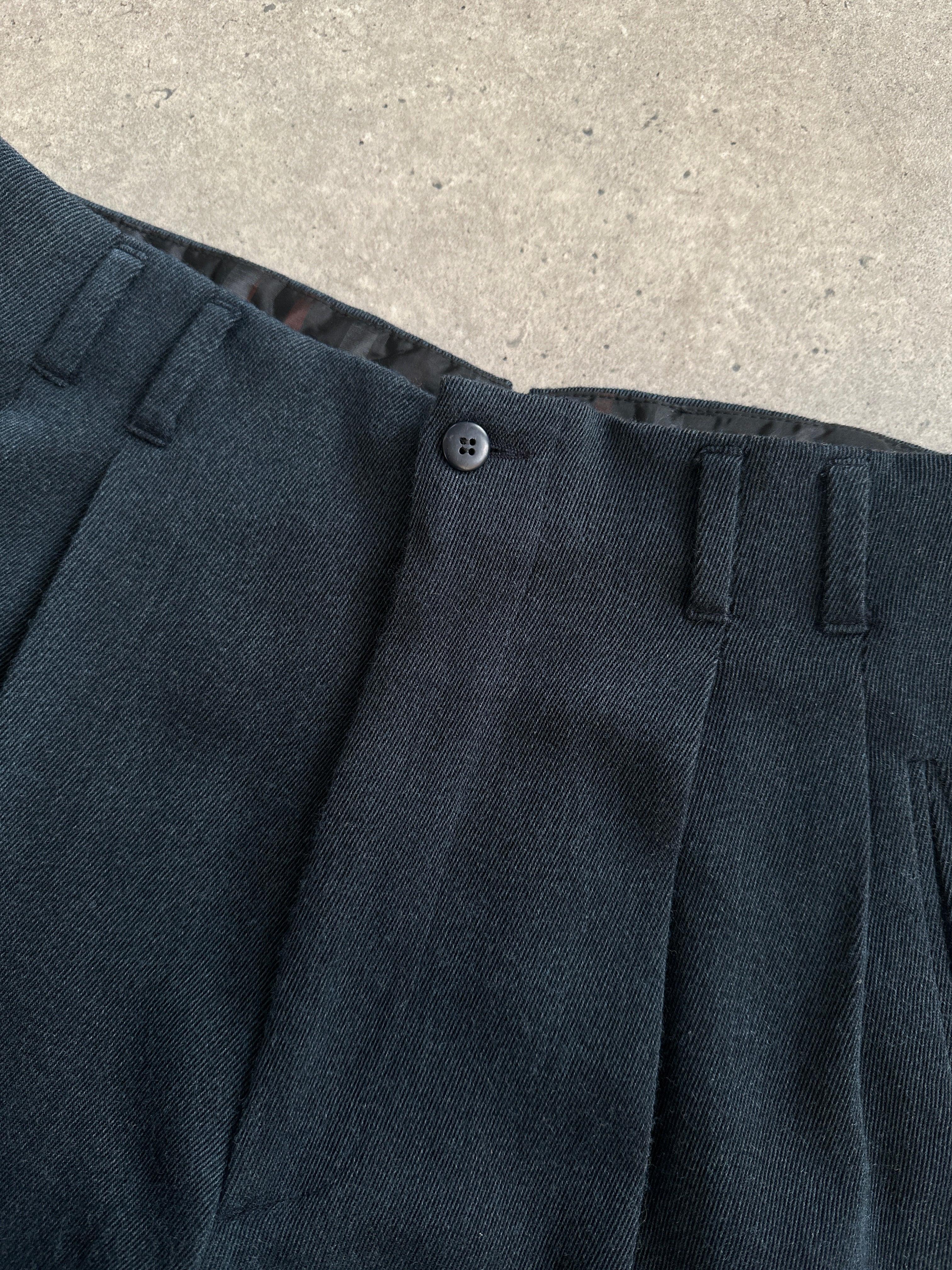 Vintage Italian high-waisted pure wool tailored trousers in size W28, featuring a classic vintage style and precise tailoring.