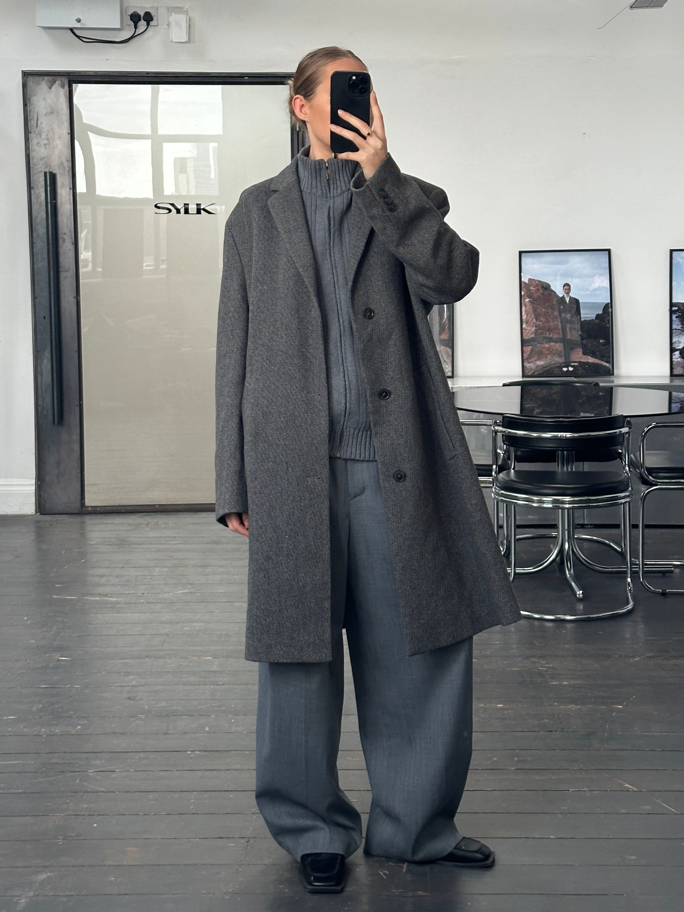 Hugo Boss 1990s wool single-breasted coat in XXL, tailored fit with classic lapels and deep pockets, stylish vintage outerwear.