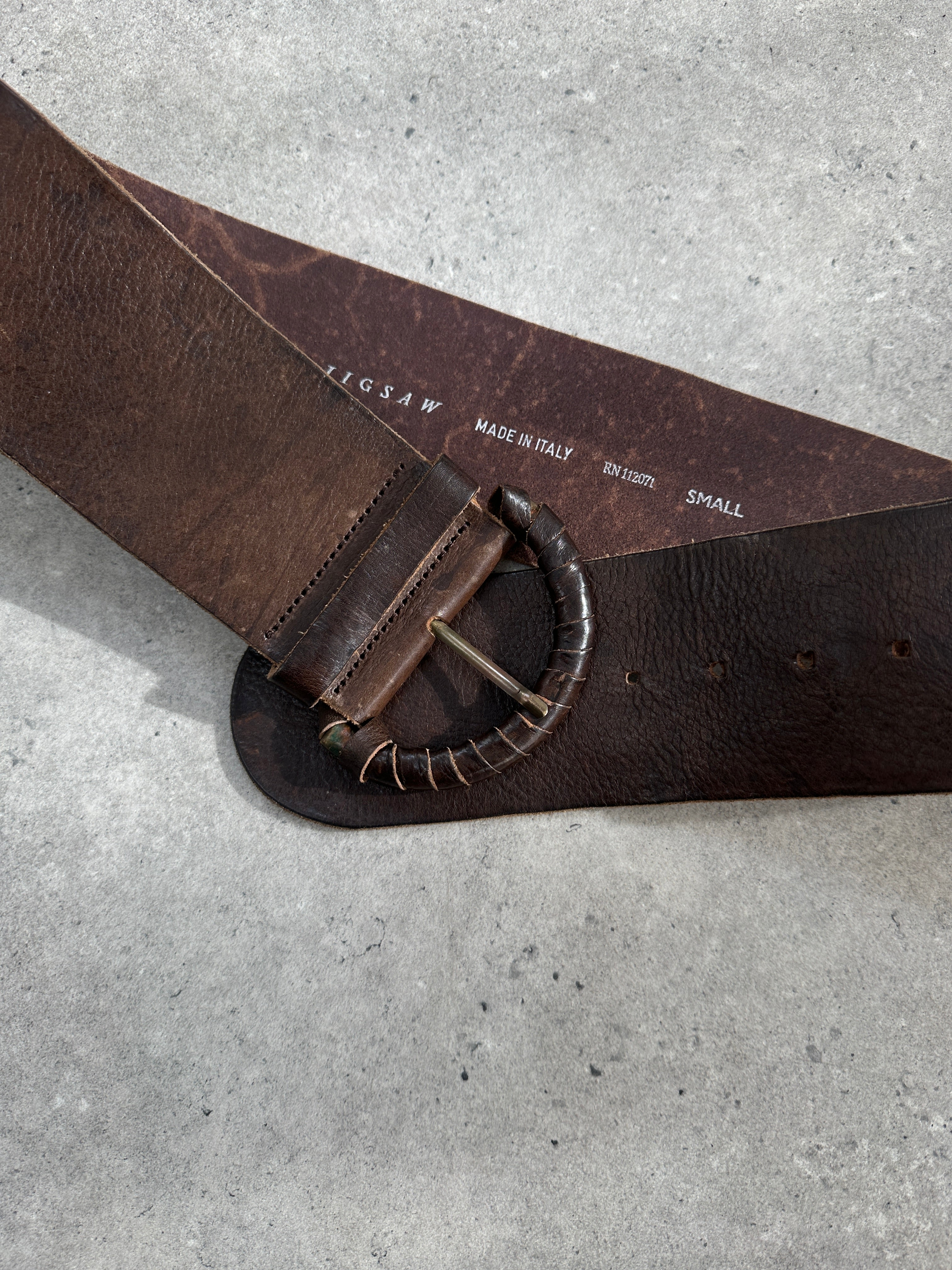 Jigsaw 1990s chunky leather belt in tan with silver buckle, size W30-34, laid flat showing textured leather and belt holes.
