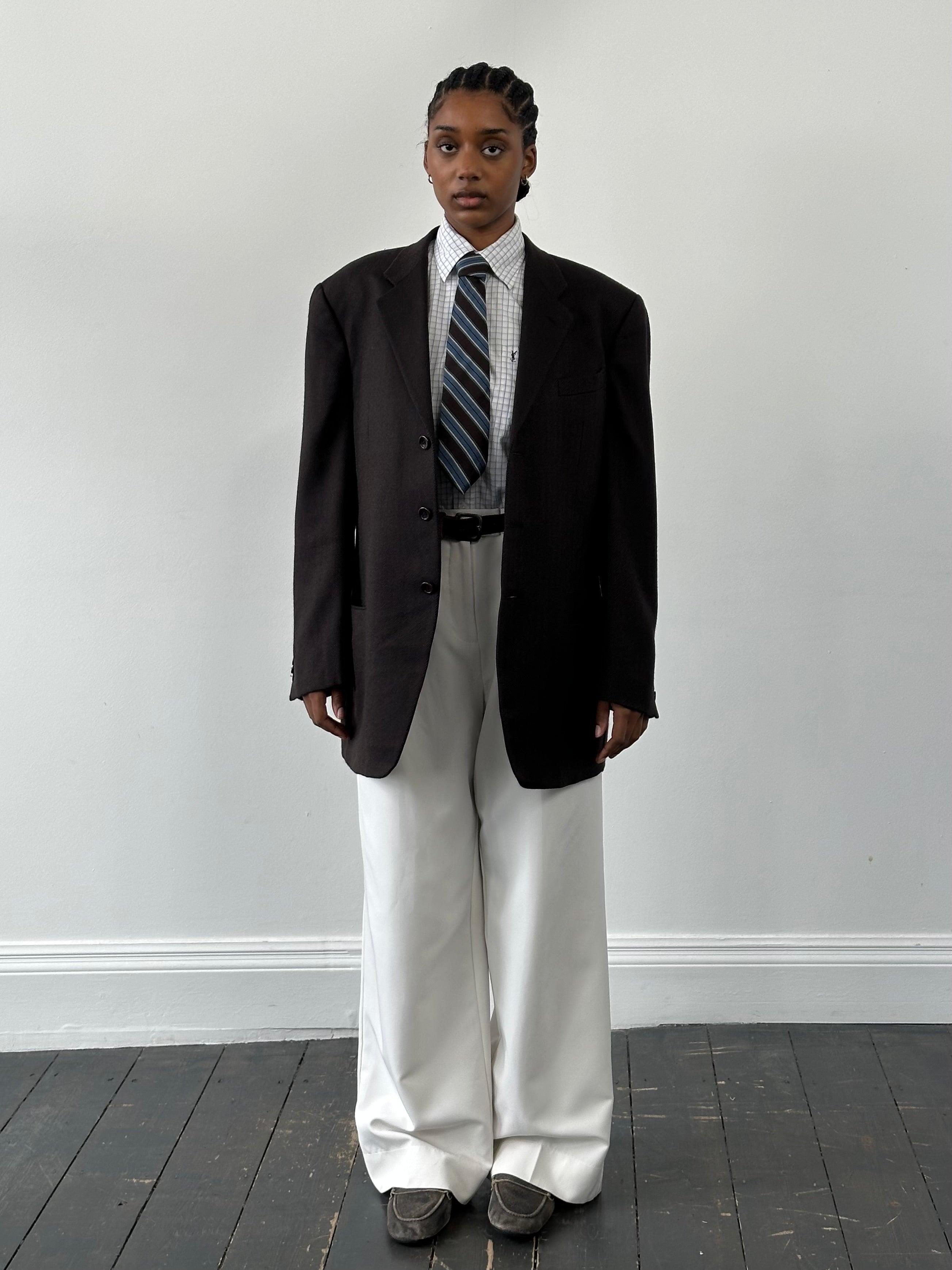 Armani Collezioni 1990s pure wool single-breasted blazer in size L/XL, classic tailored design with notch lapels and front buttons.