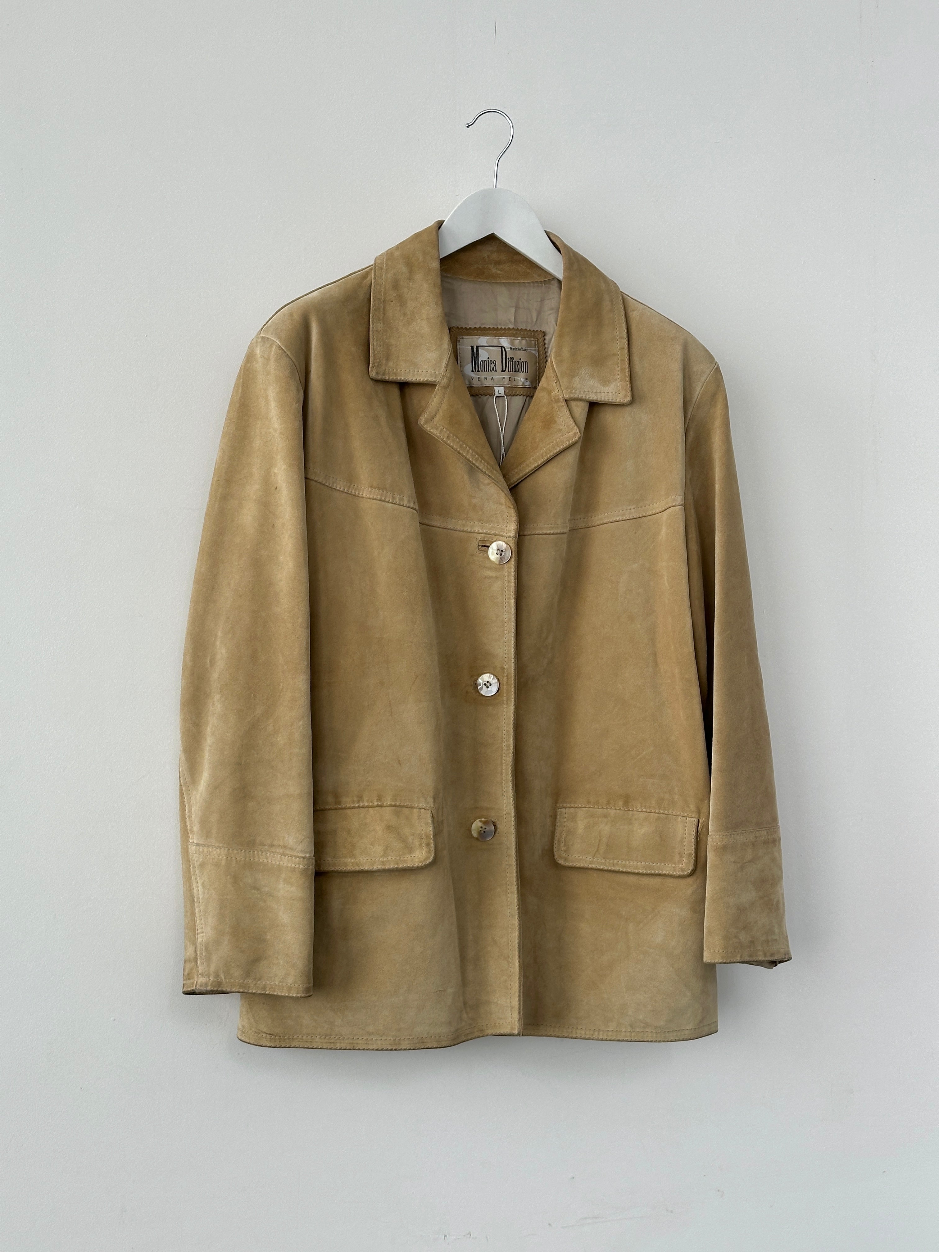 Vintage boxy suede jacket in size L/XL, showcasing classic design and soft textured material with a relaxed fit.