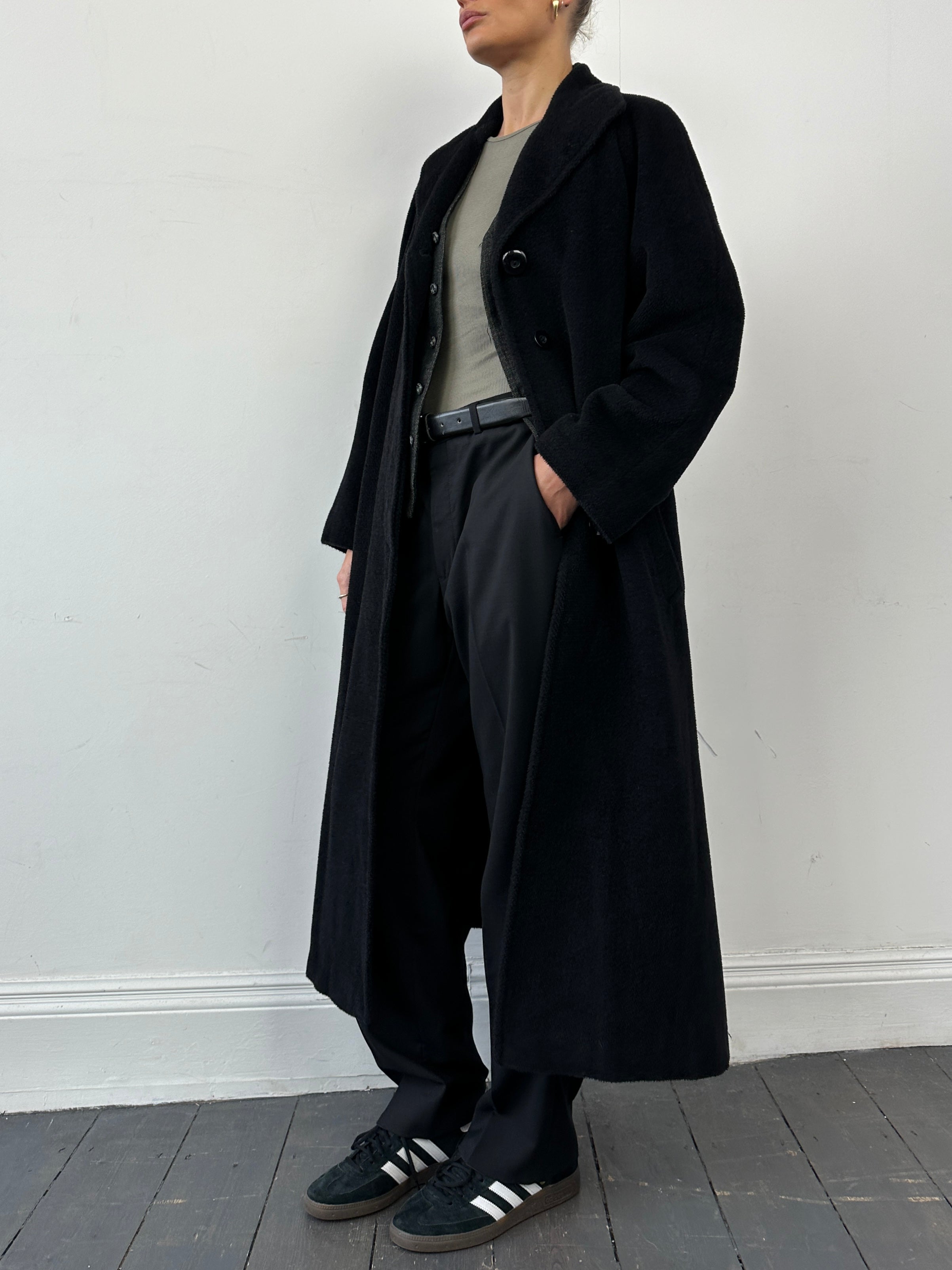 Vintage wool alpaca single-breasted floor-length coat in M/L, cozy and stylish with classic design and warm fabric.