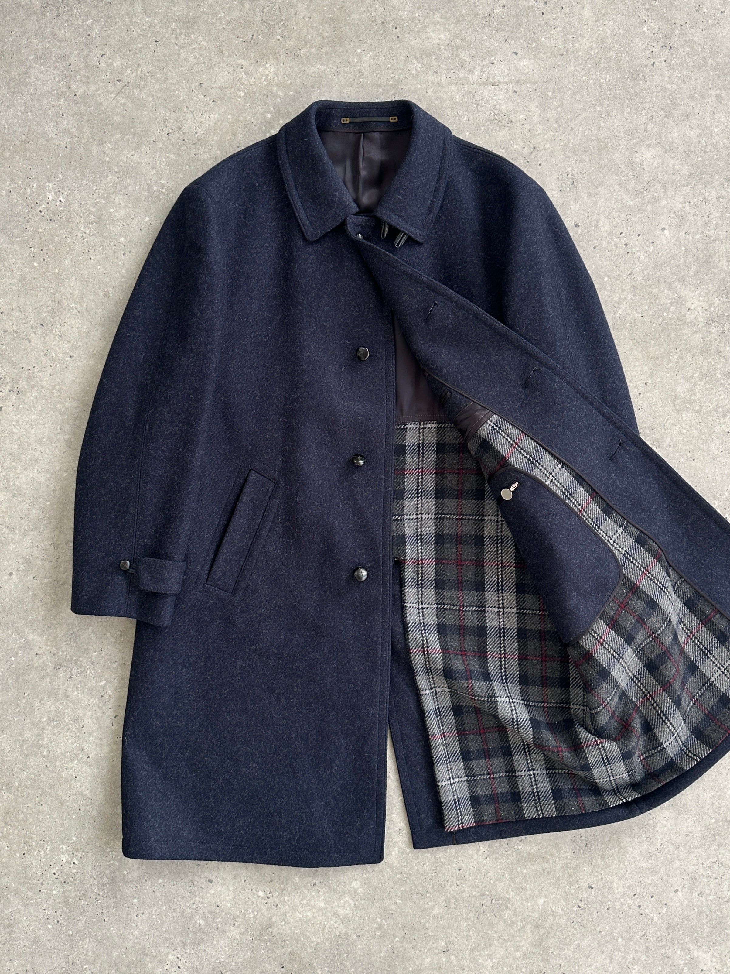 Vintage 1990s pure wool high neck coat in XL/XXL with single-breasted design and classic style.