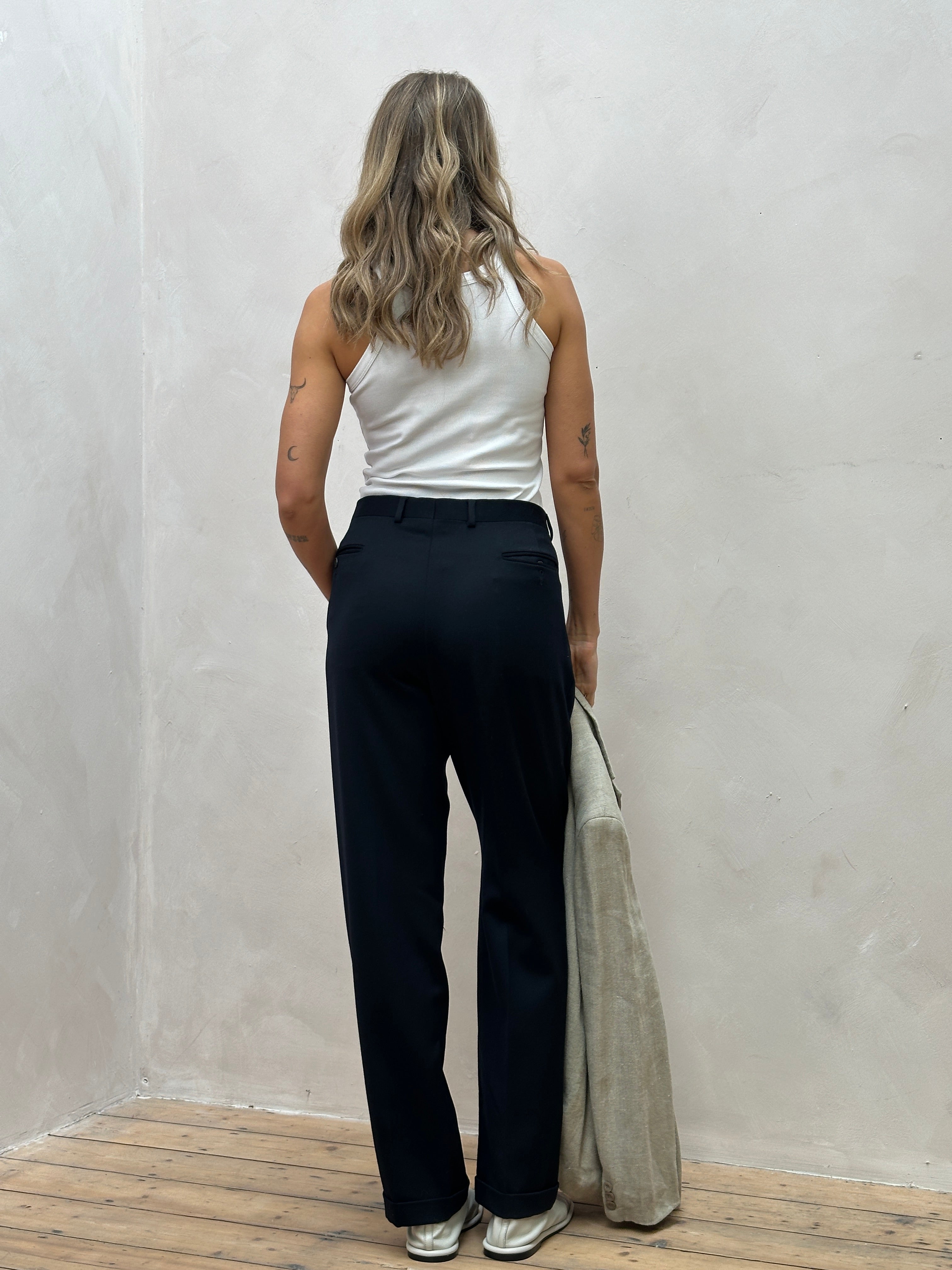 Vintage Italian high-waisted pure wool tailored trousers in size W34, featuring a classic fit and elegant design.