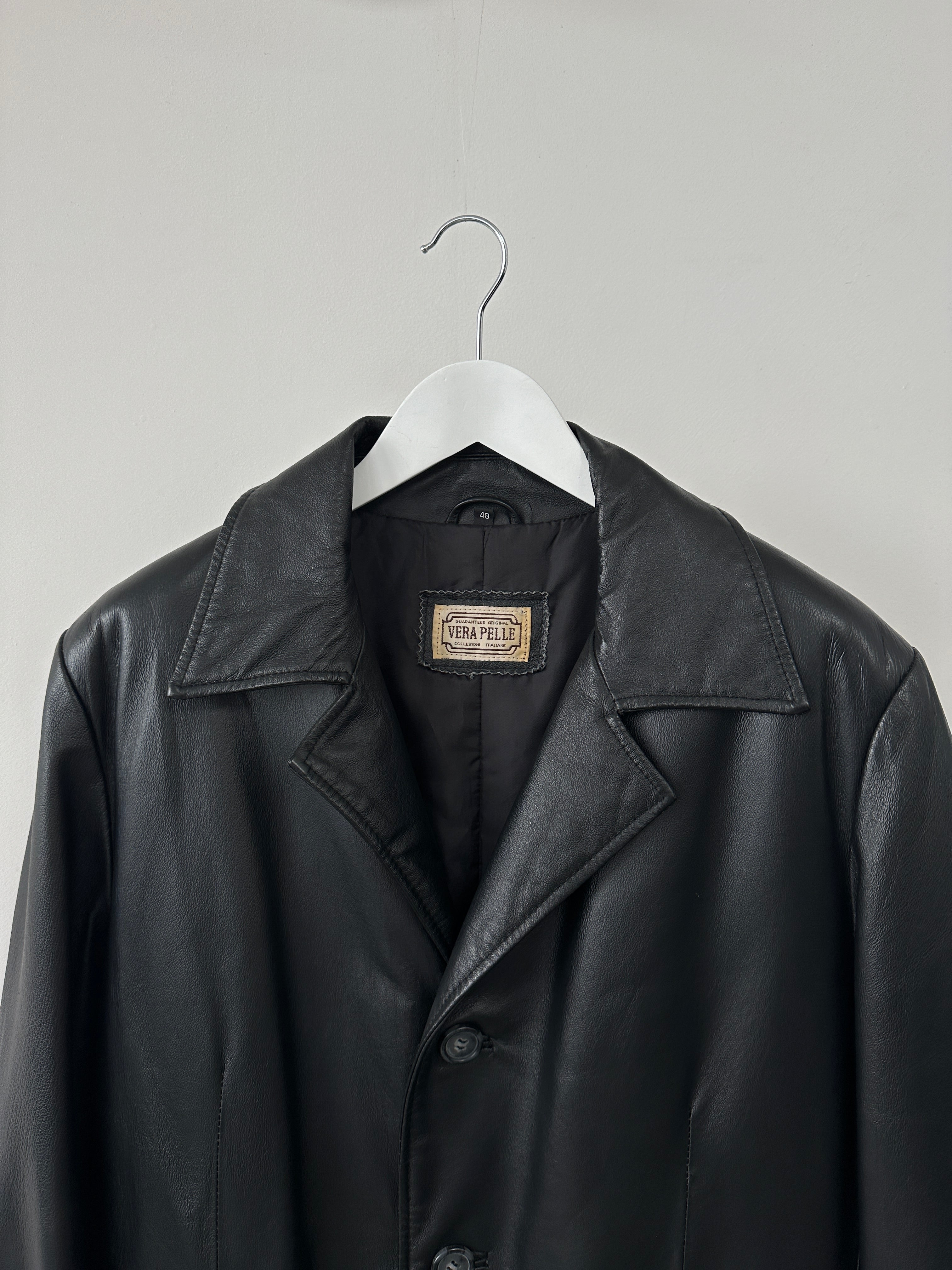 Vintage Italian leather trench coat in size L/XL, stylish classic jacket with a timeless vintage design and rich leather texture.