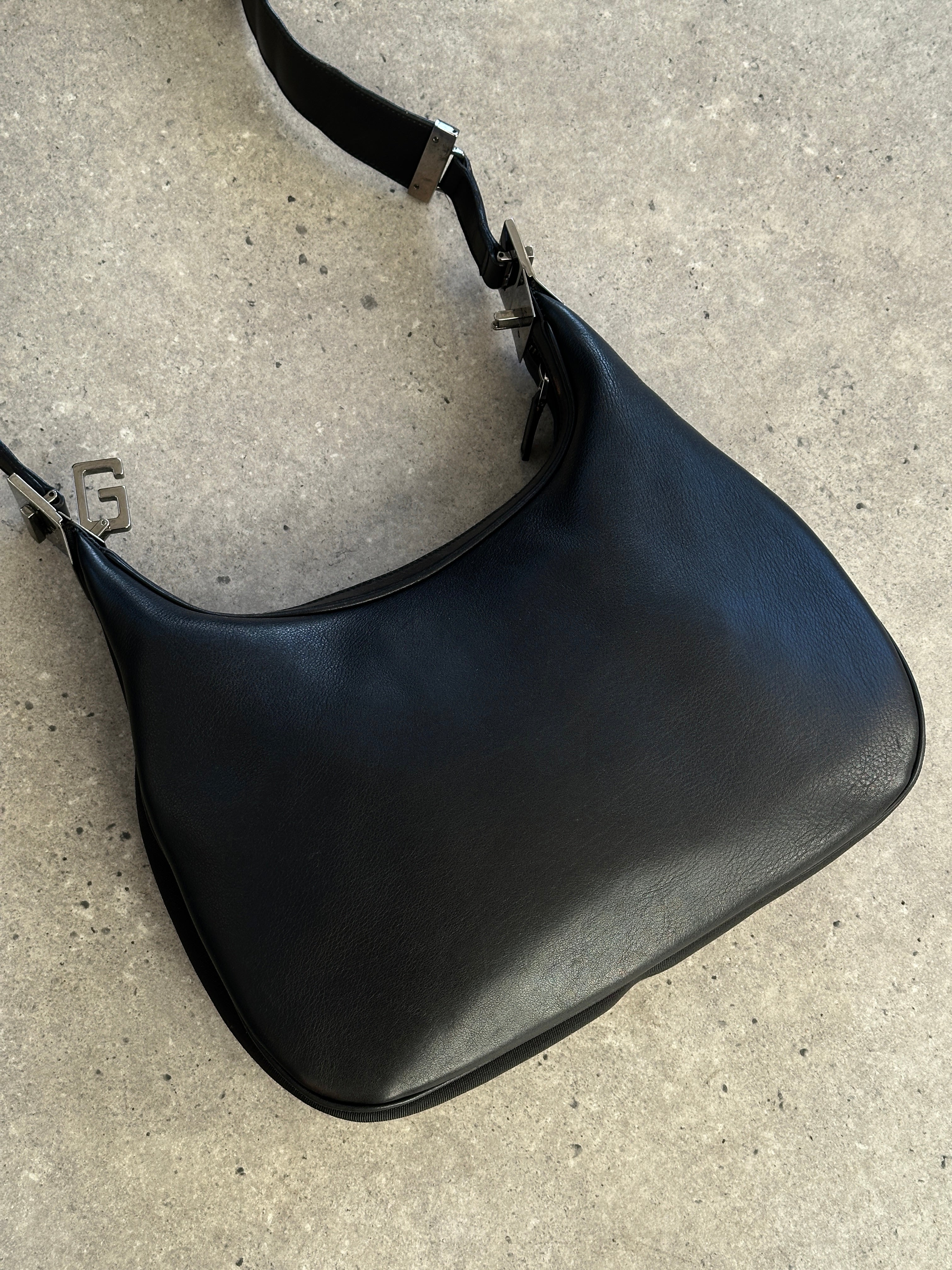 Gucci 1990s Tom Ford GG 3-in-1 leather attache bag with sleek design and sturdy handle, showcasing premium craftsmanship.
