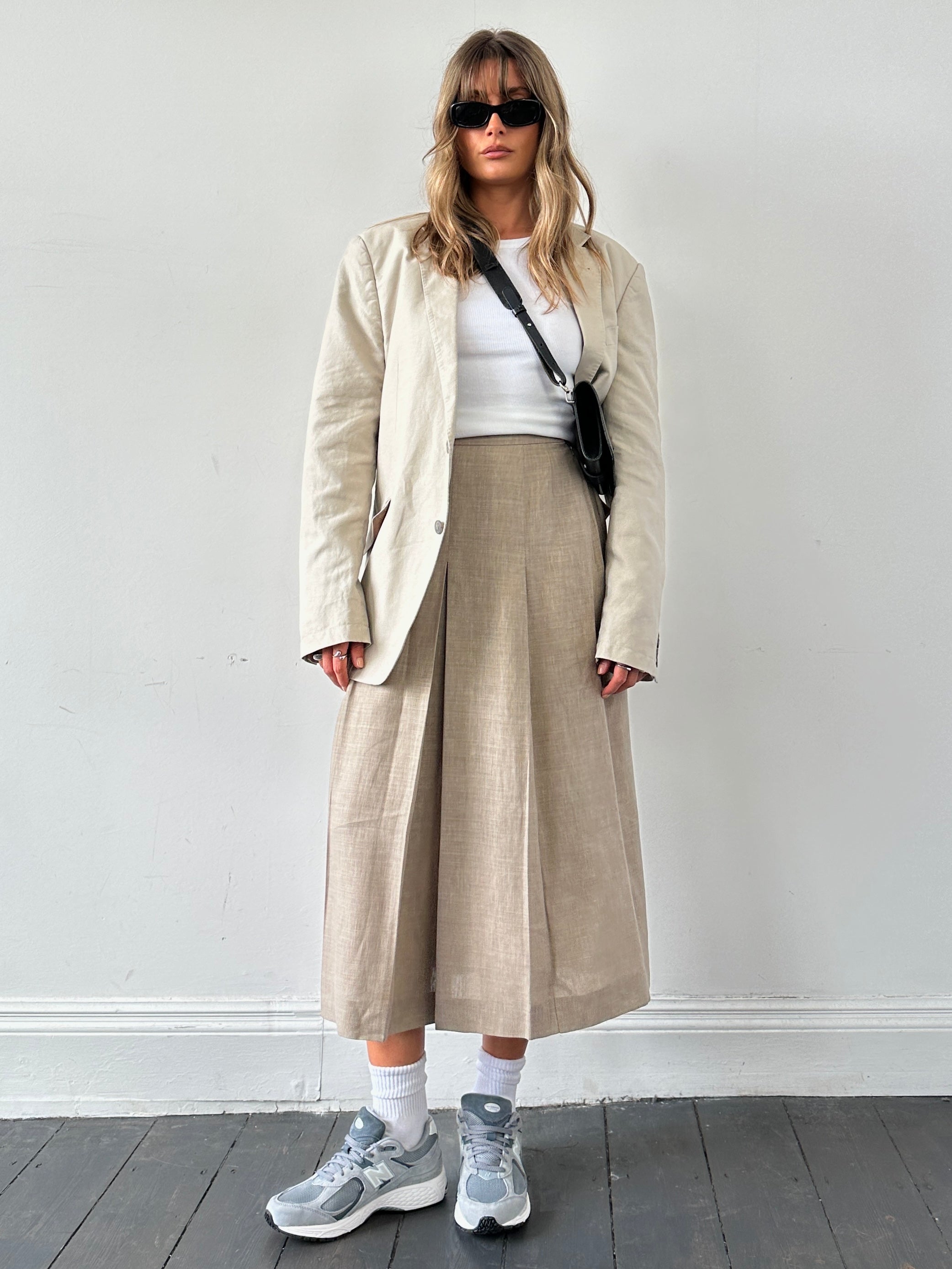 Jaeger pleated linen midaxi skirt in W26, showing light beige color, high waist, and flowing pleated design.